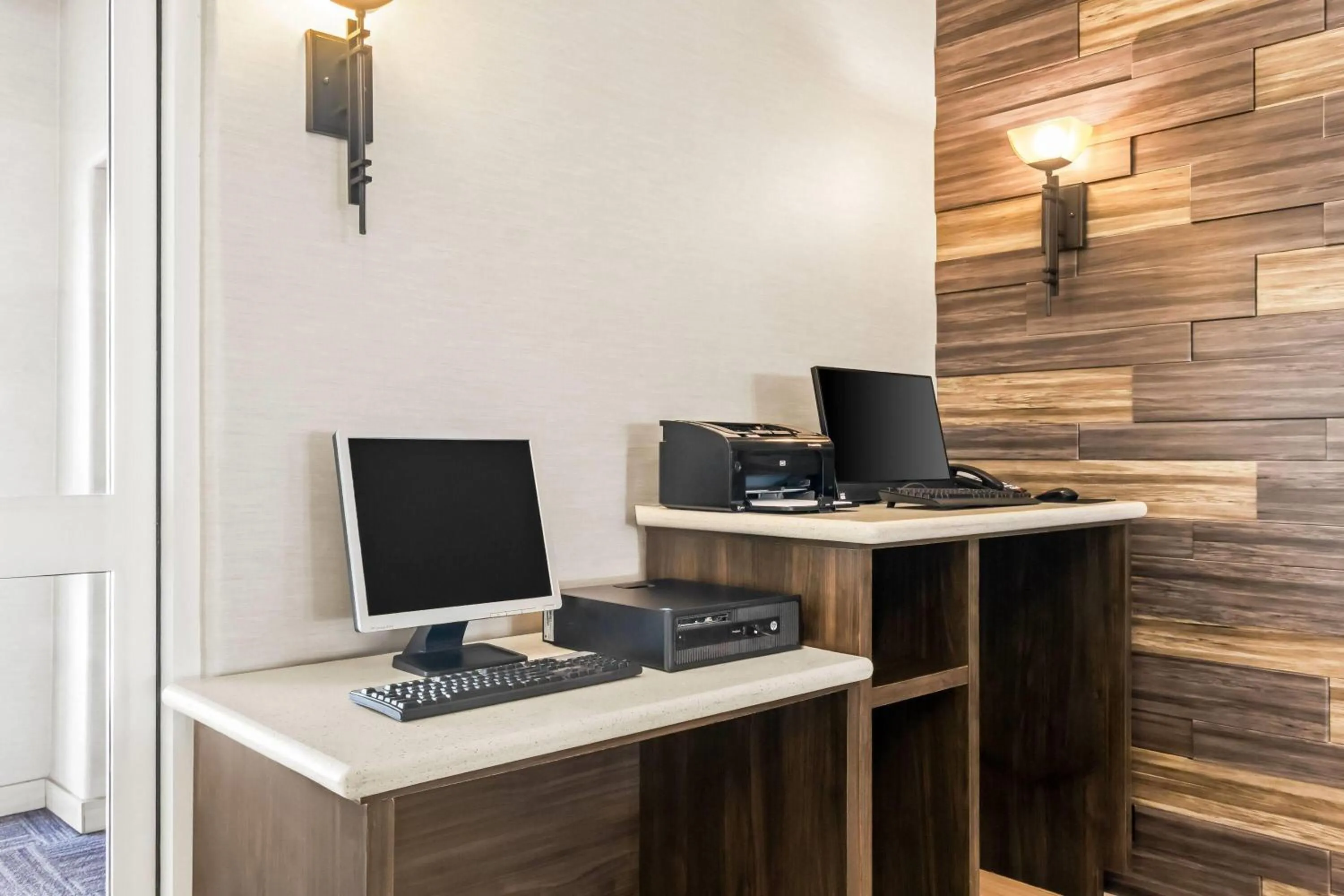 Business facilities in La Quinta by Wyndham Houston Energy Corridor