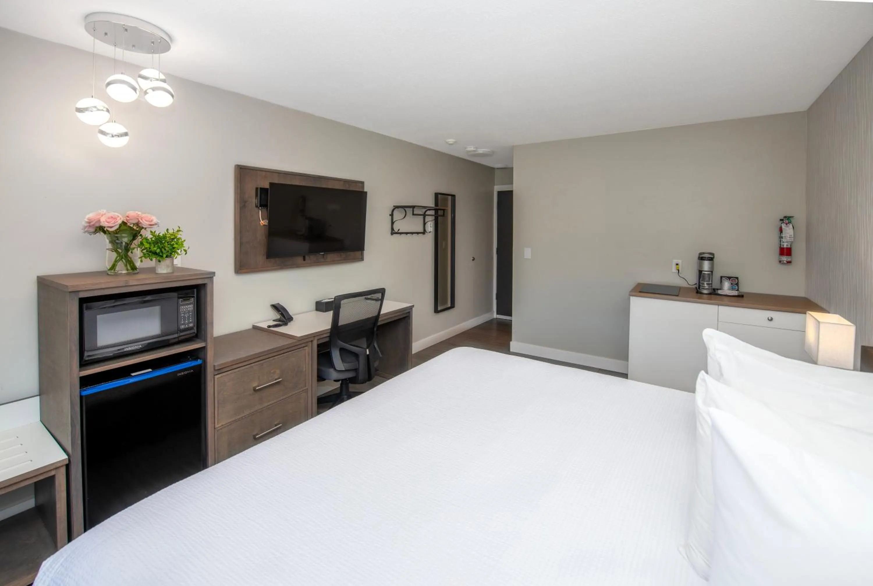 Kitchen or kitchenette, Bed in The Spot at Porpoise Bay
