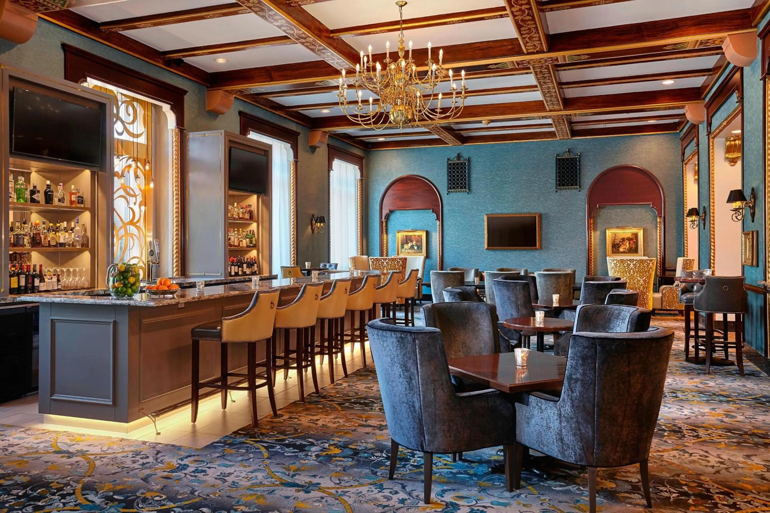 Lounge or bar in The Hotel Saskatchewan, Autograph Collection