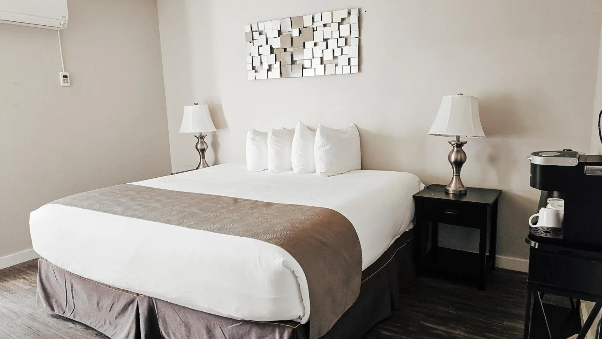 Restaurant/places to eat, Bed in Sechelt inn