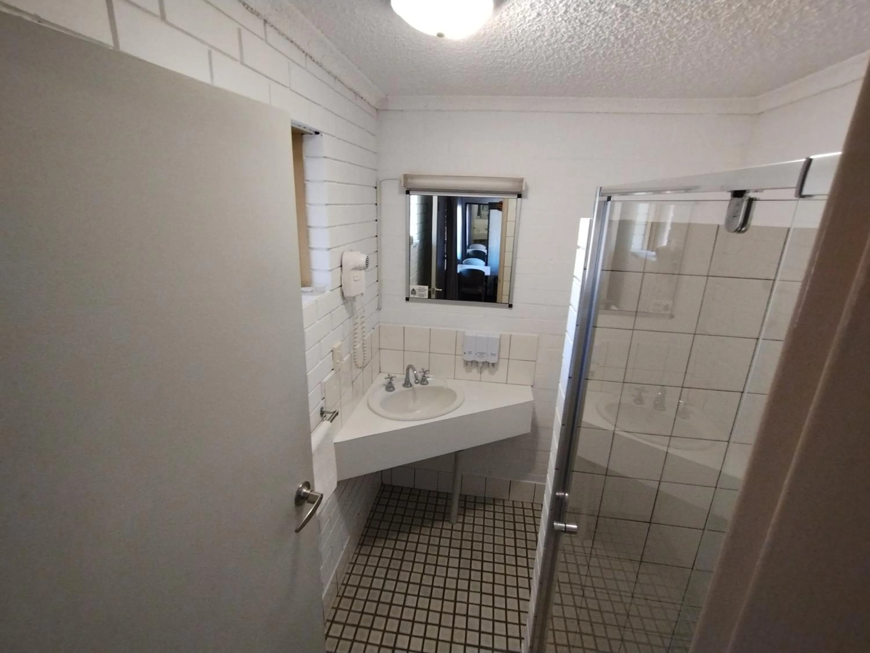 Bathroom in Junction Motel Wagga