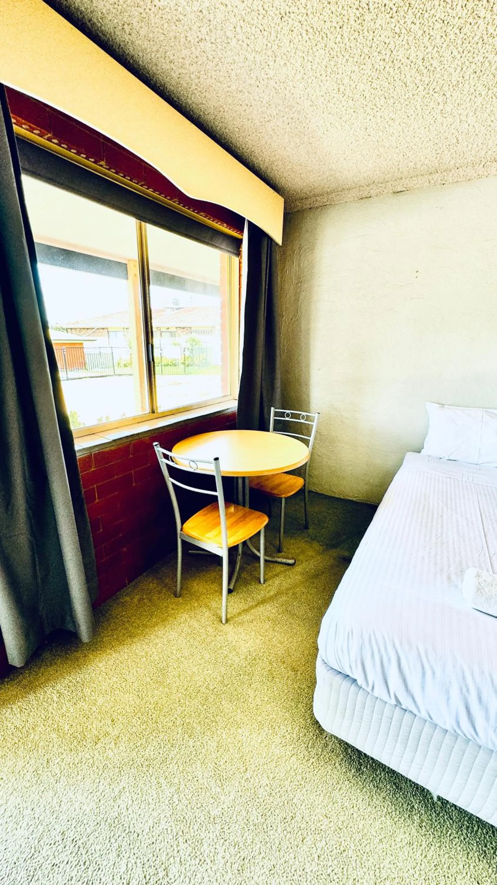 Bed in Junction Motel Wagga