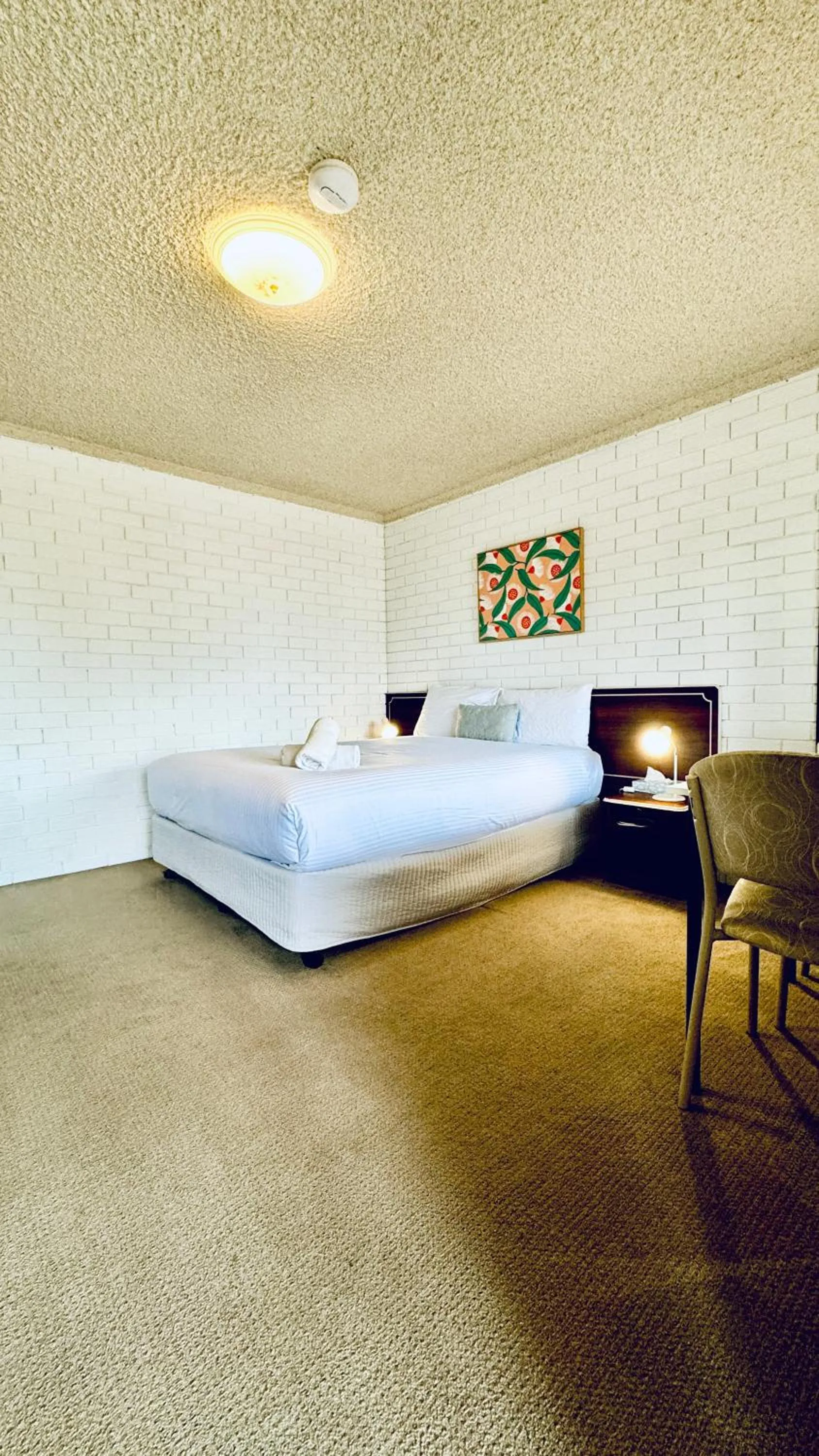 Bed in Junction Motel Wagga