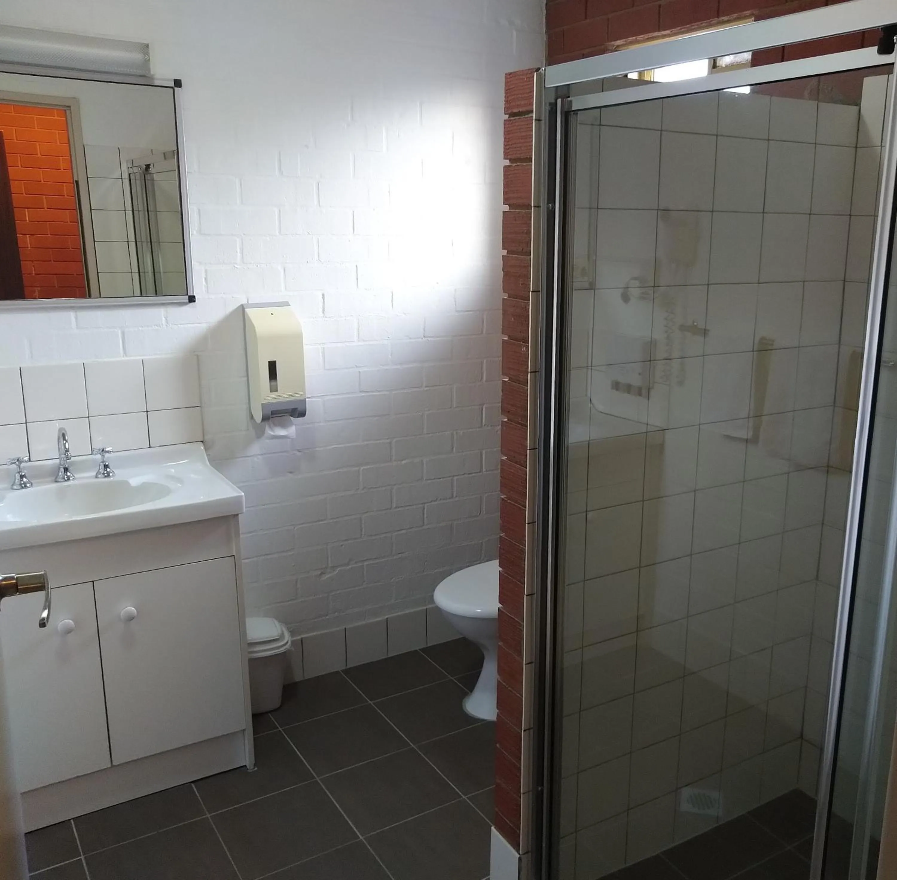 Bathroom in Junction Motel Wagga