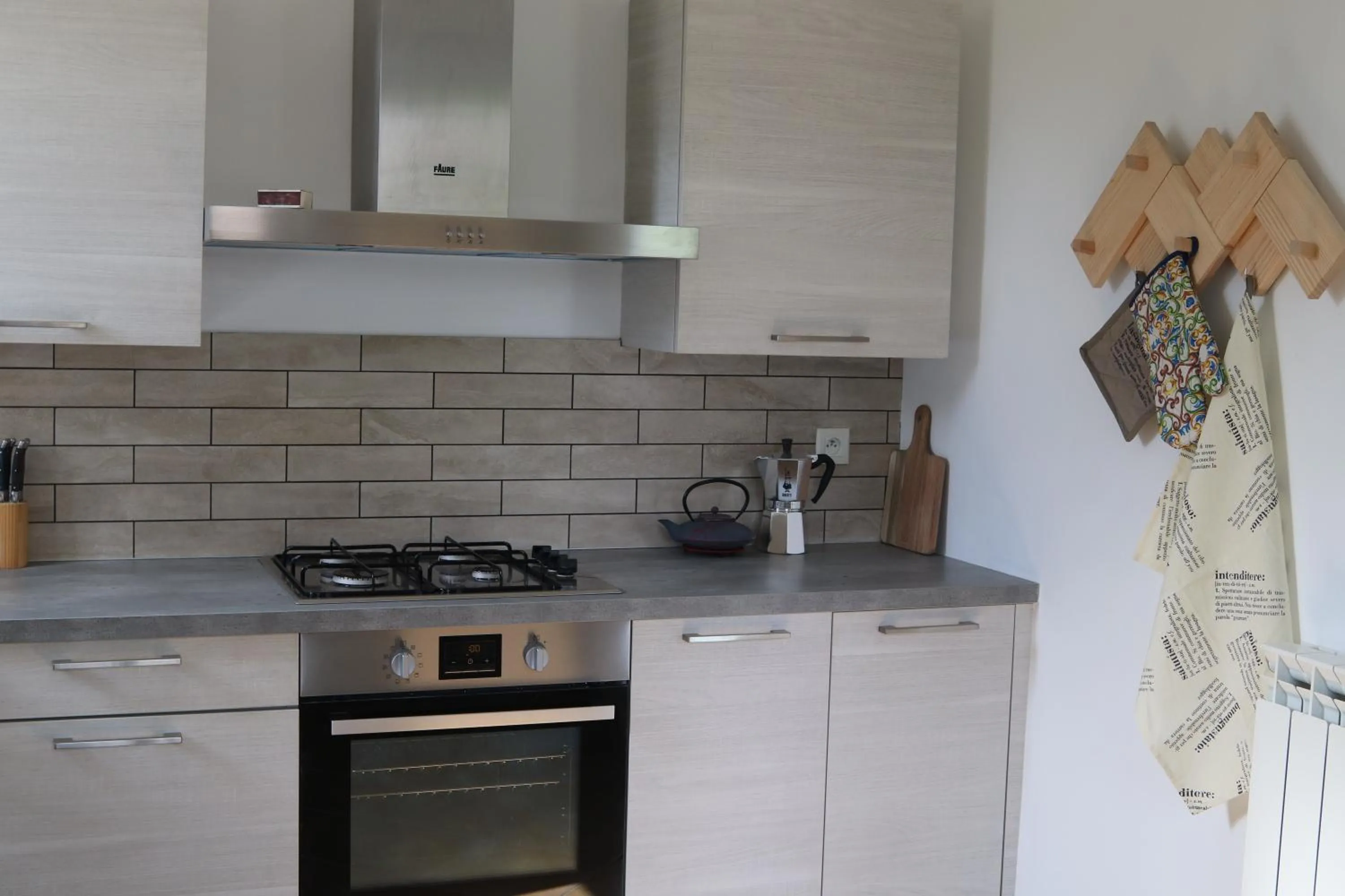 Communal kitchen in Chambres d'hôtes "HOR DAGO" près de la gare d'Hendaye avec le petit-déjeuner