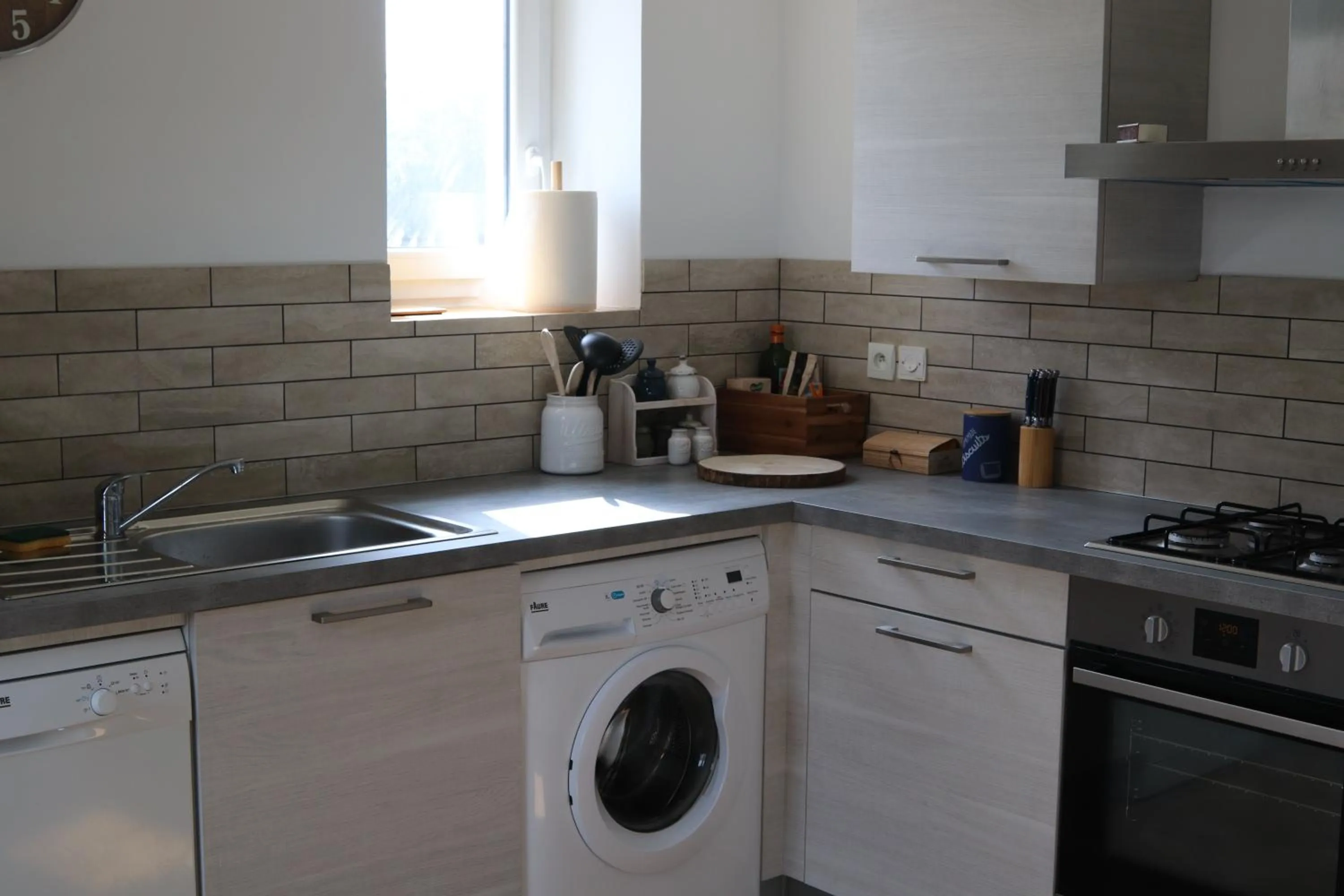 Communal kitchen in Chambres d'hôtes "HOR DAGO" près de la gare d'Hendaye avec le petit-déjeuner