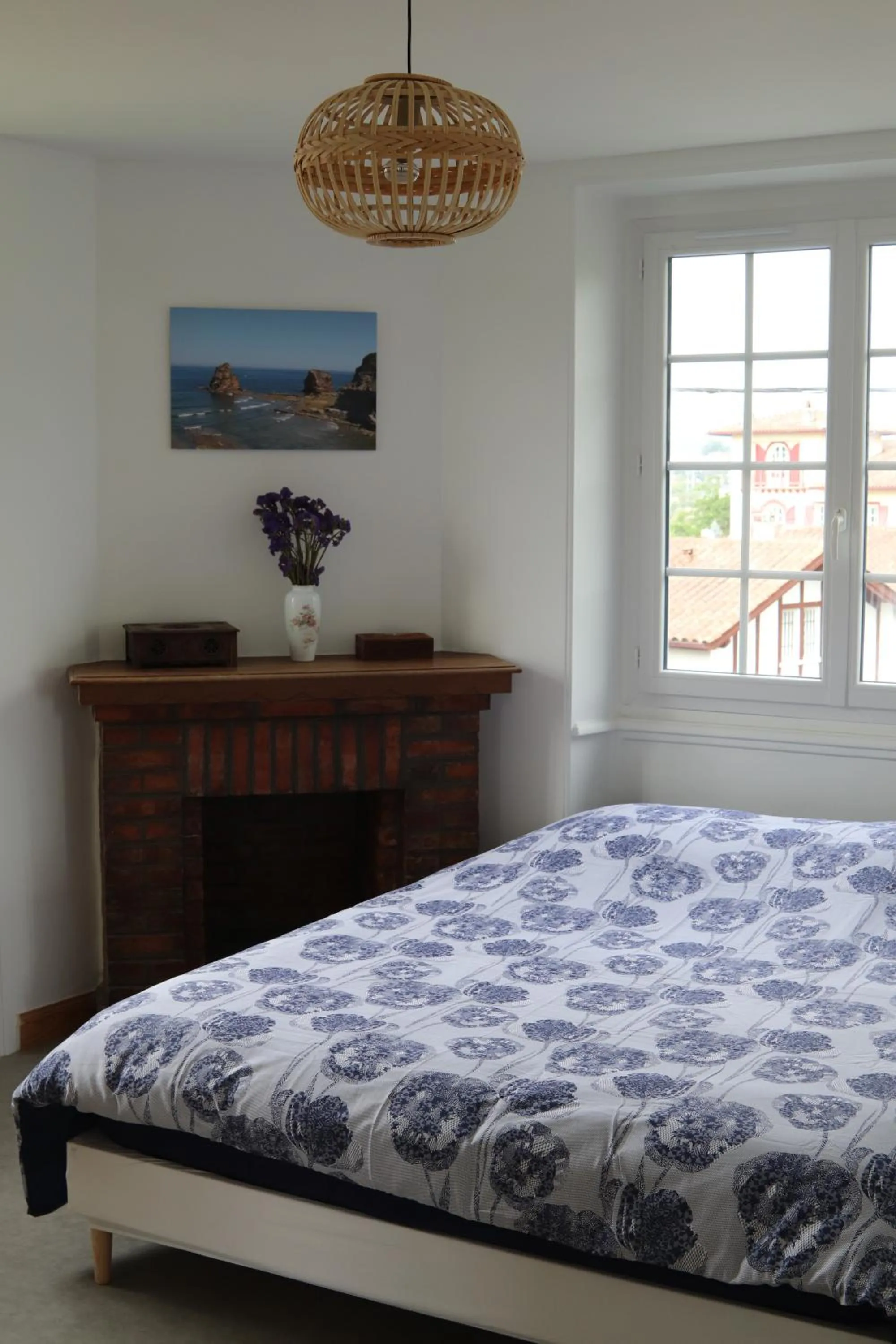 Bed in Chambres d'hôtes "HOR DAGO" près de la gare d'Hendaye avec le petit-déjeuner