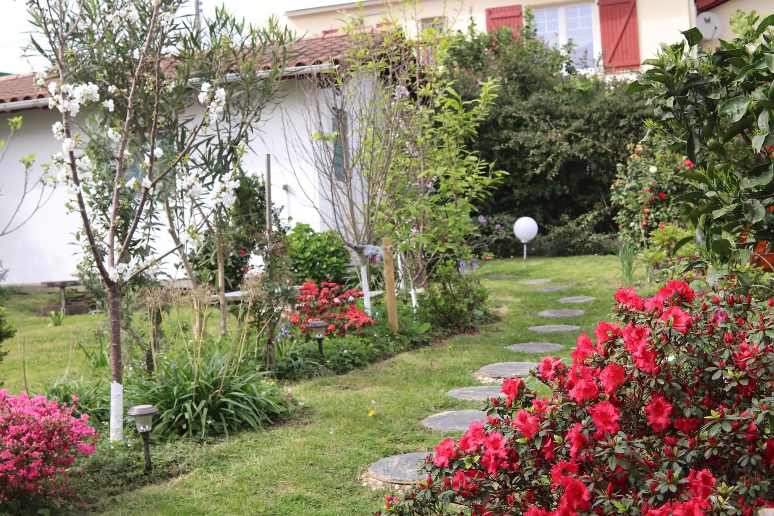Garden in Chambres d'hôtes "HOR DAGO" près de la gare d'Hendaye avec le petit-déjeuner