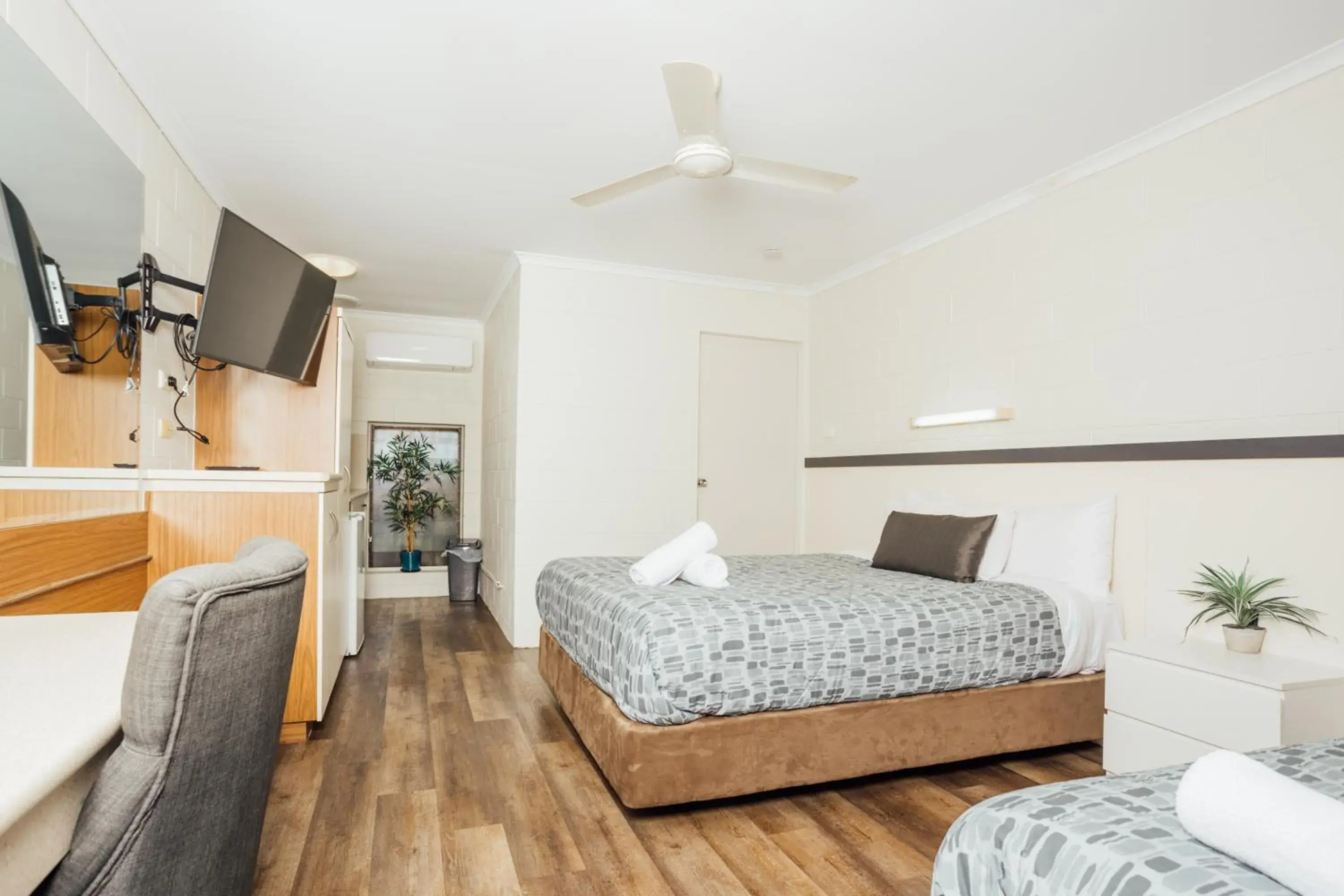 Deluxe Queen Room in Billabong Lodge Motel Deluxe Queen Room in Billabong Lodge Motel