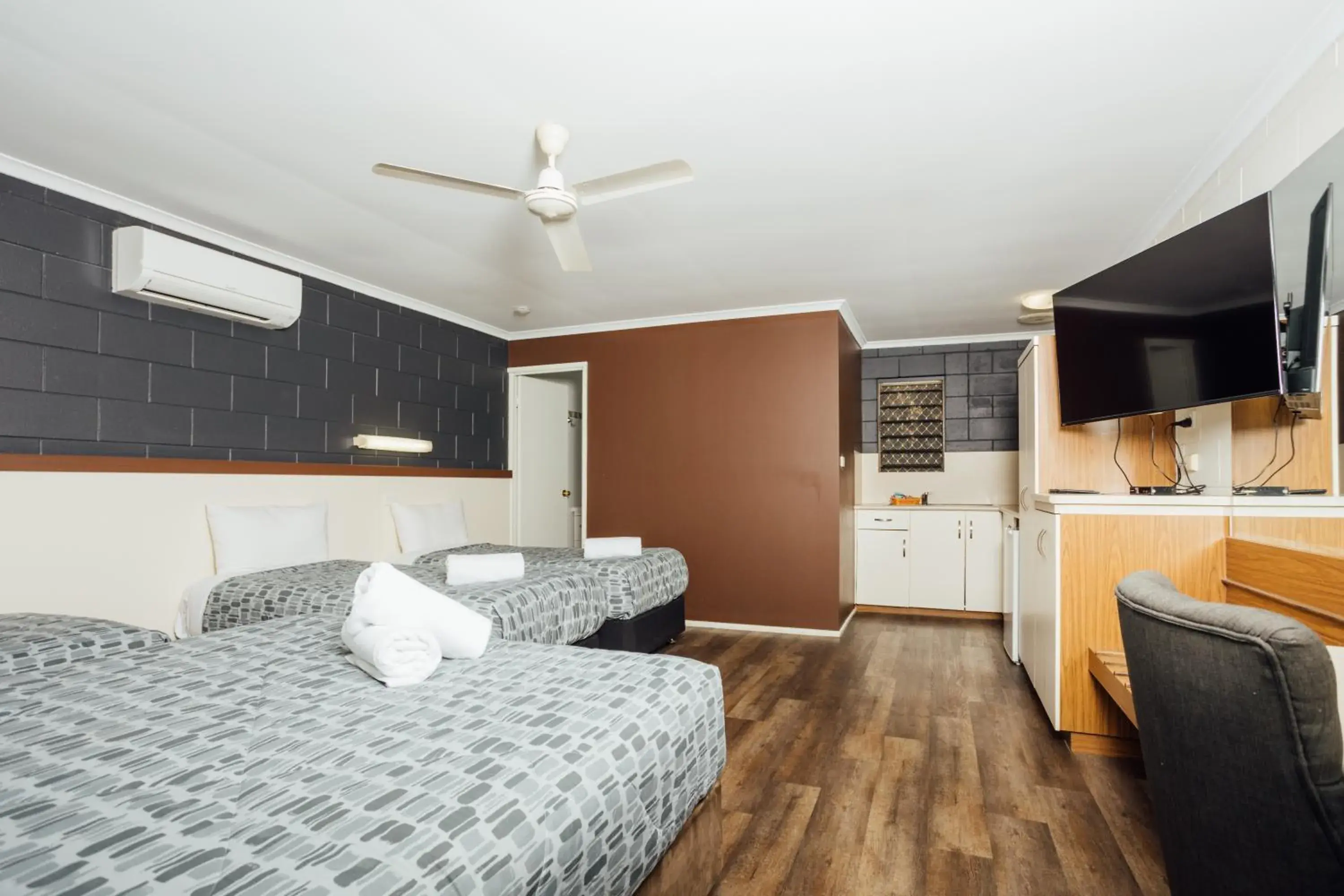 Deluxe Family Room in Billabong Lodge Motel Deluxe Family Room in Billabong Lodge Motel