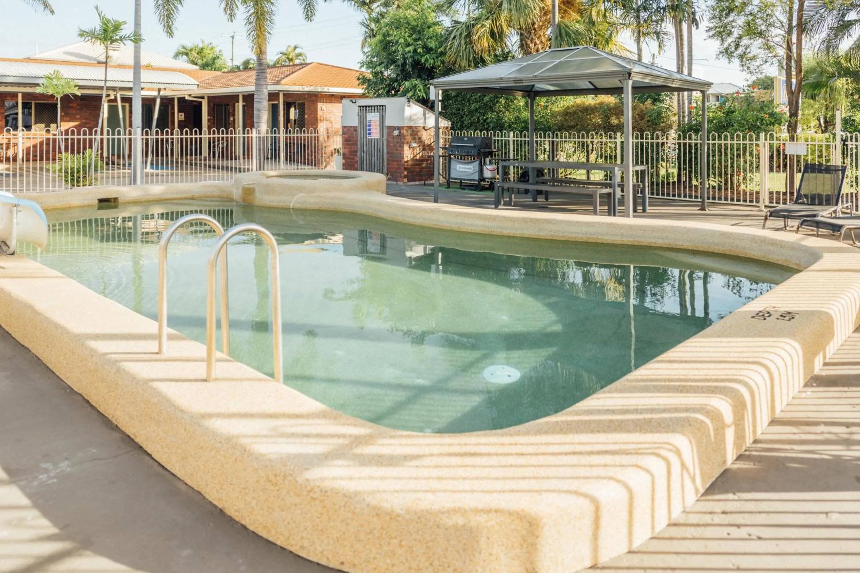 Swimming pool in Billabong Lodge Motel