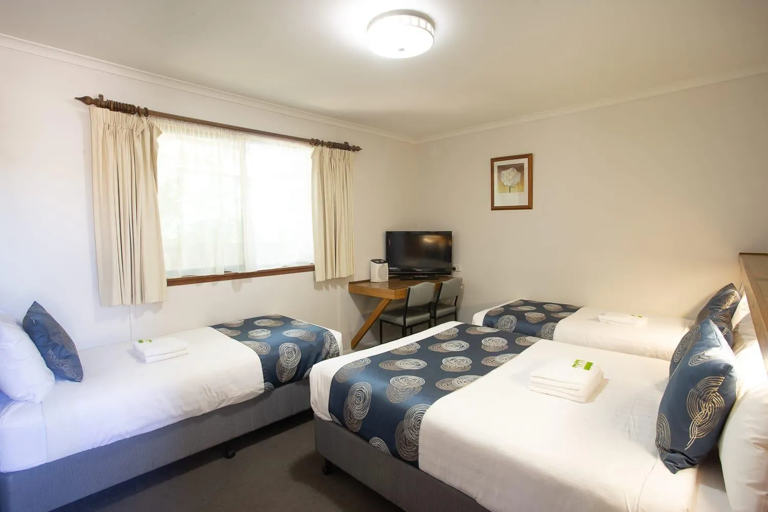 Bed in Majestic Motel