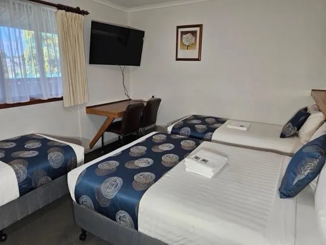 Bed in Majestic Motel
