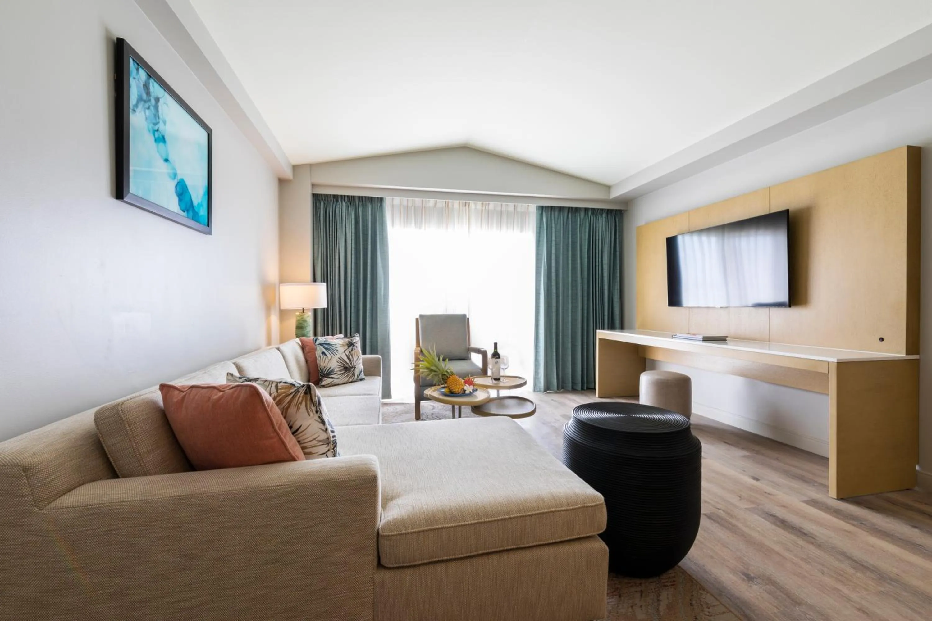 Living room, Bed in Crowne Plaza Resort Saipan