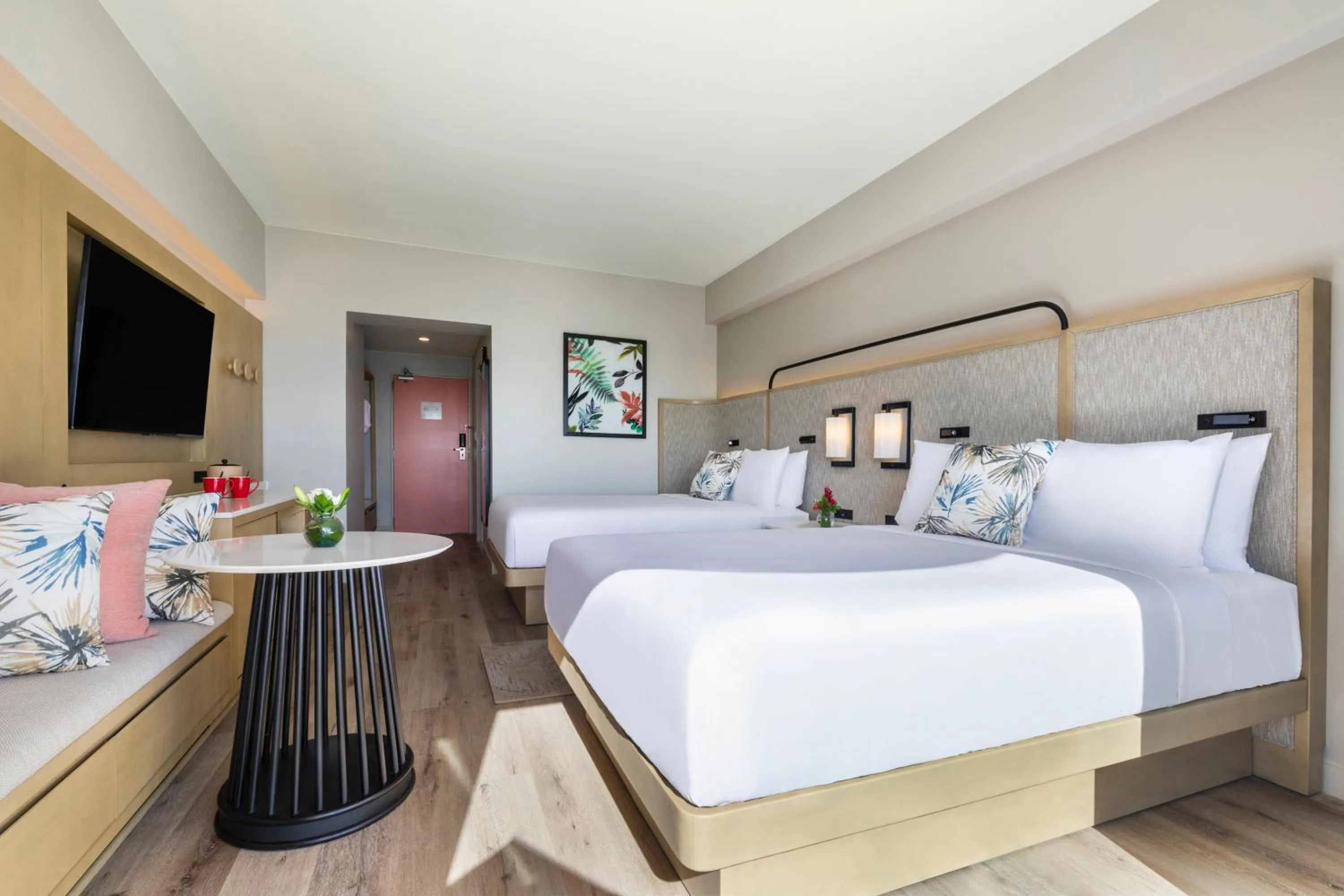 Bedroom, Bed in Crowne Plaza Resort Saipan