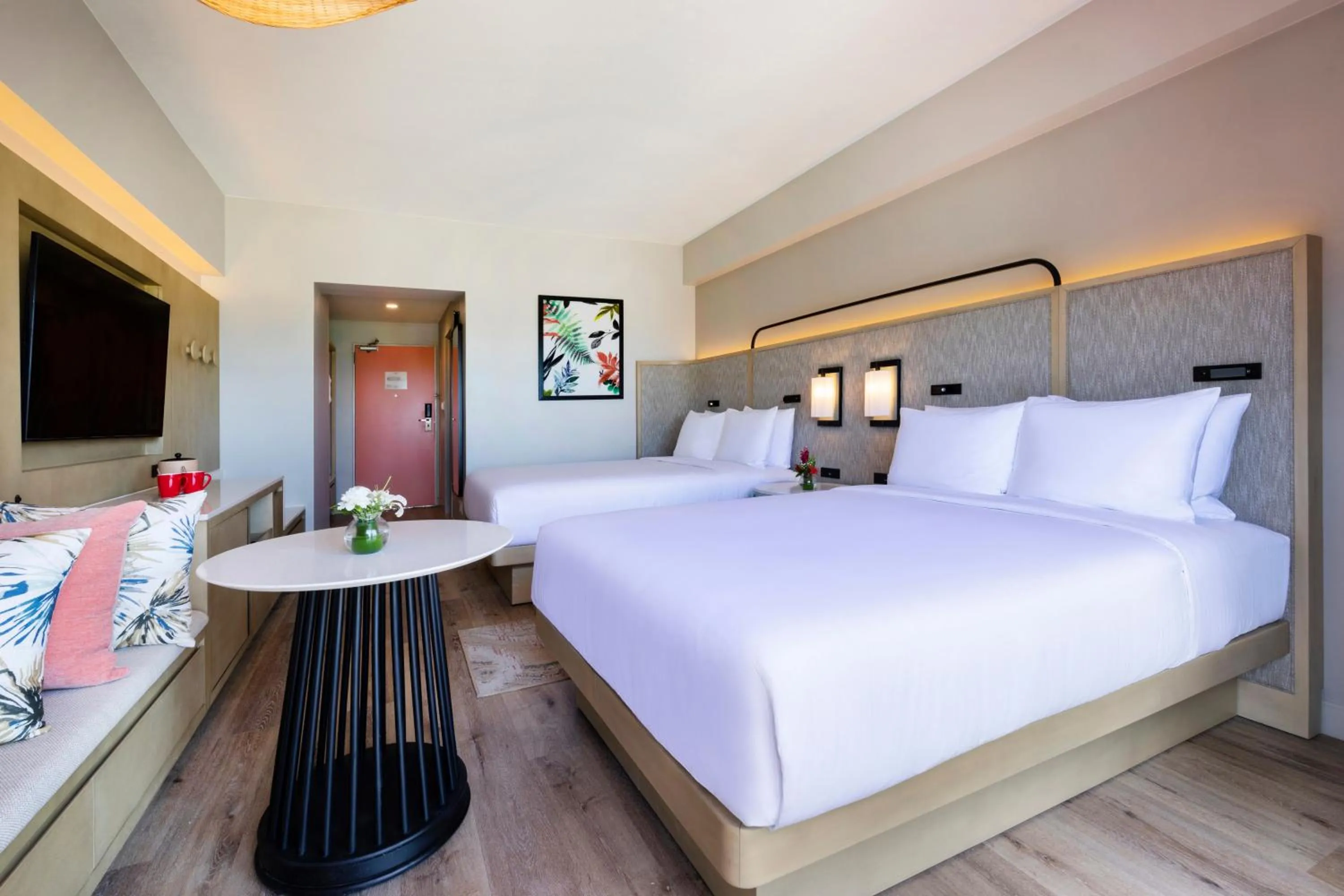 Bedroom, Bed in Crowne Plaza Resort Saipan