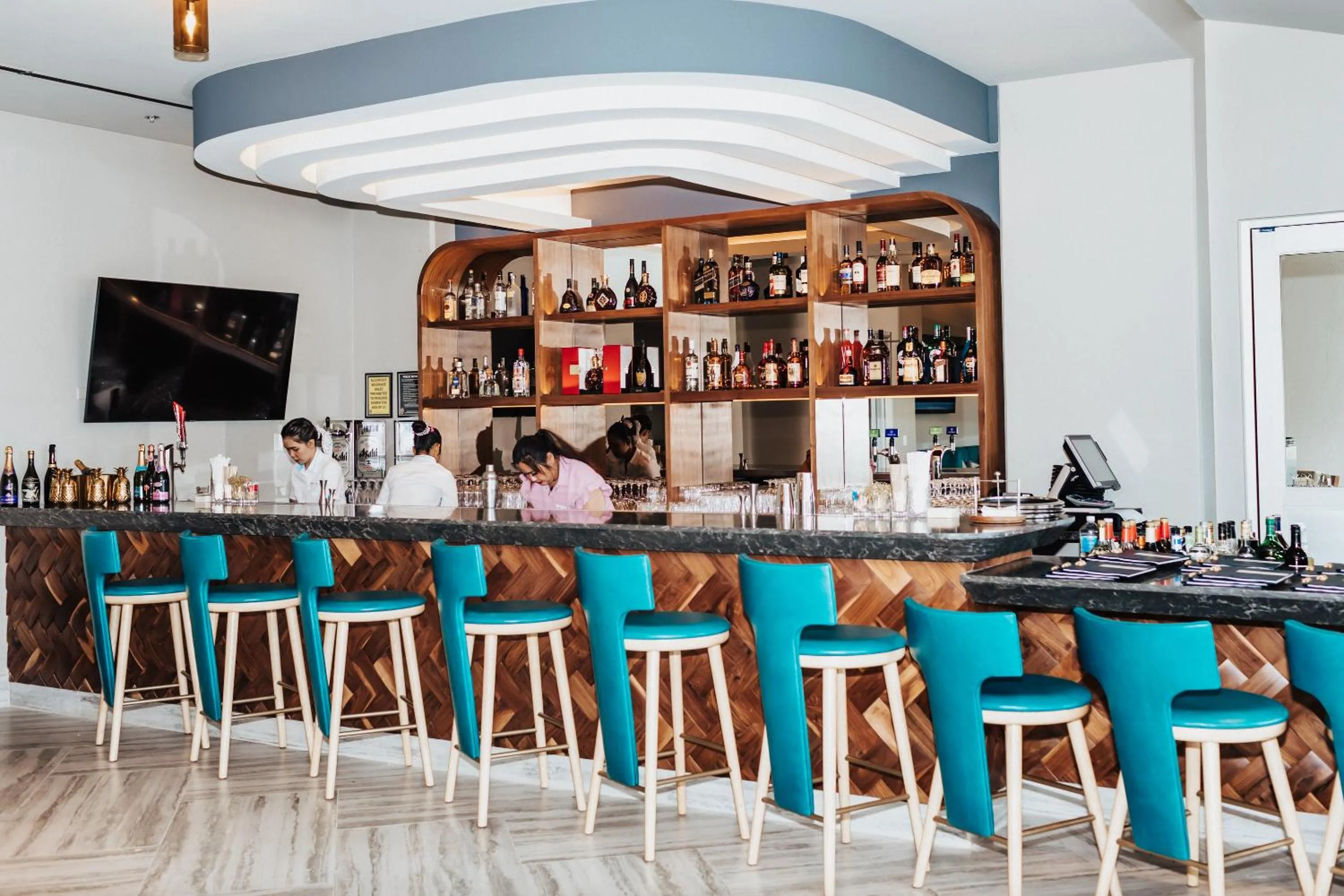 Lounge or bar in Crowne Plaza Resort Saipan