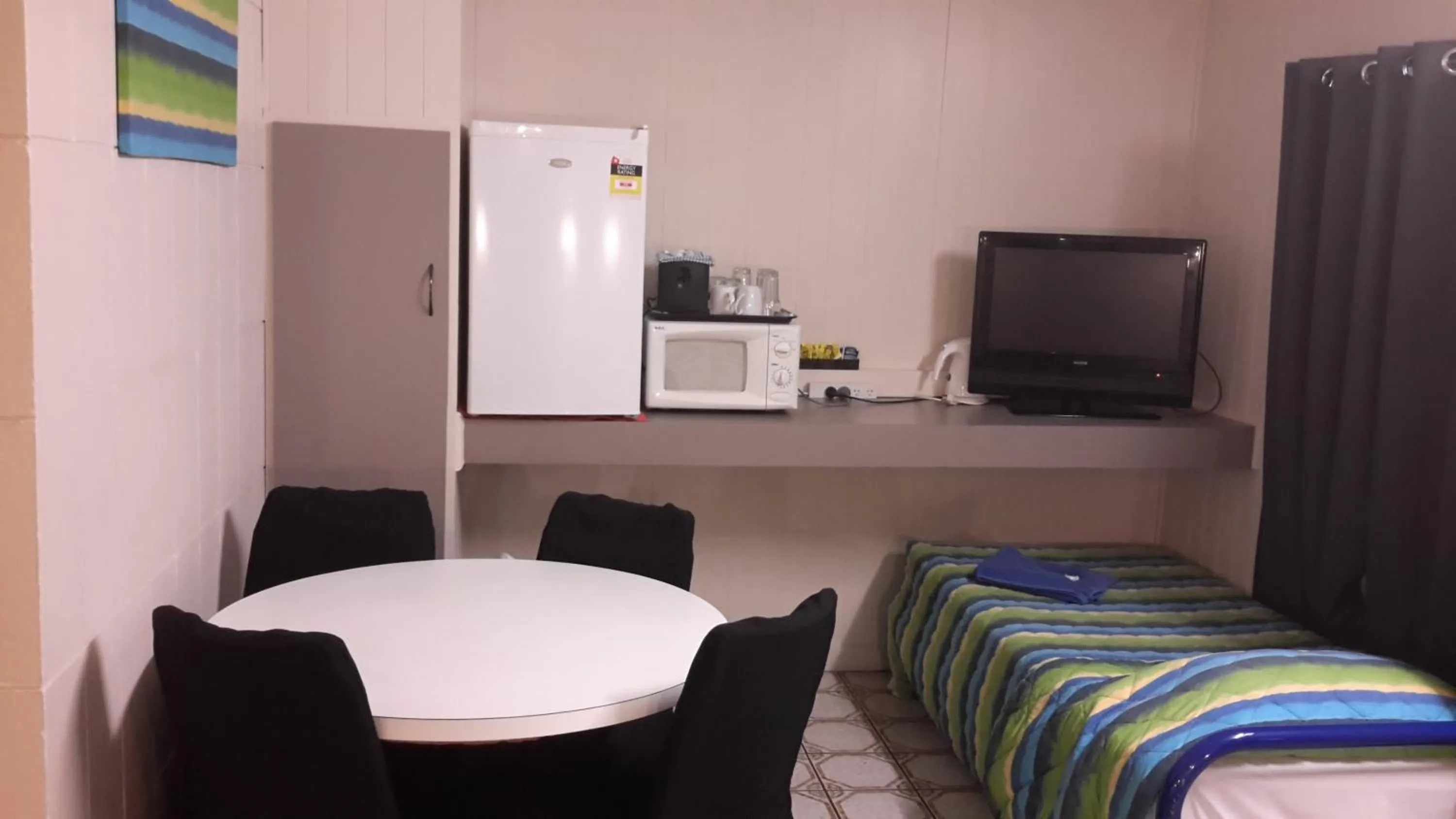 Dining area, Bed in Herbert Valley Motel