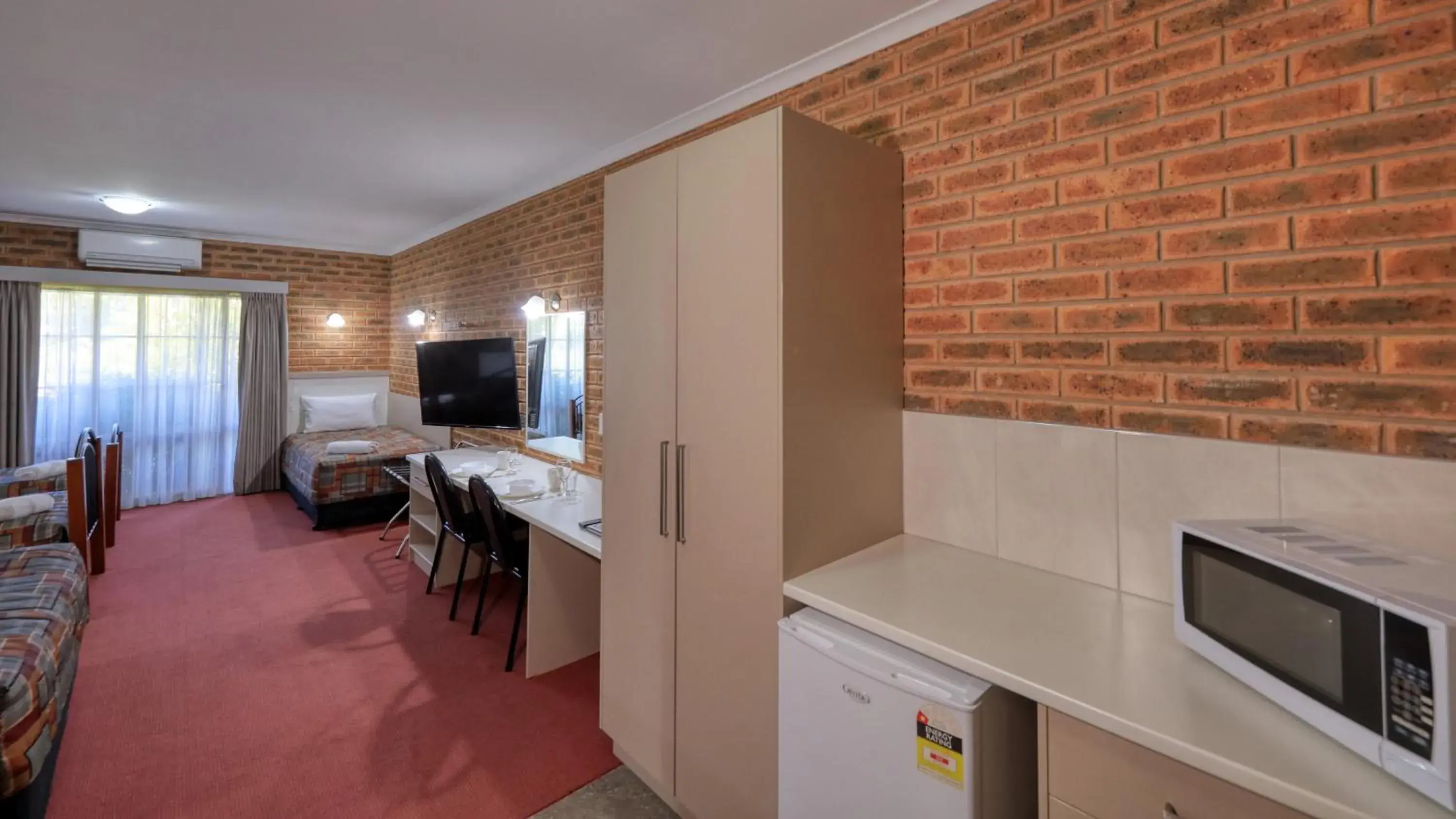 Quadruple Room with Garden View in Glider City Motel Benalla Quadruple Room with Garden View in Glider City Motel Benalla