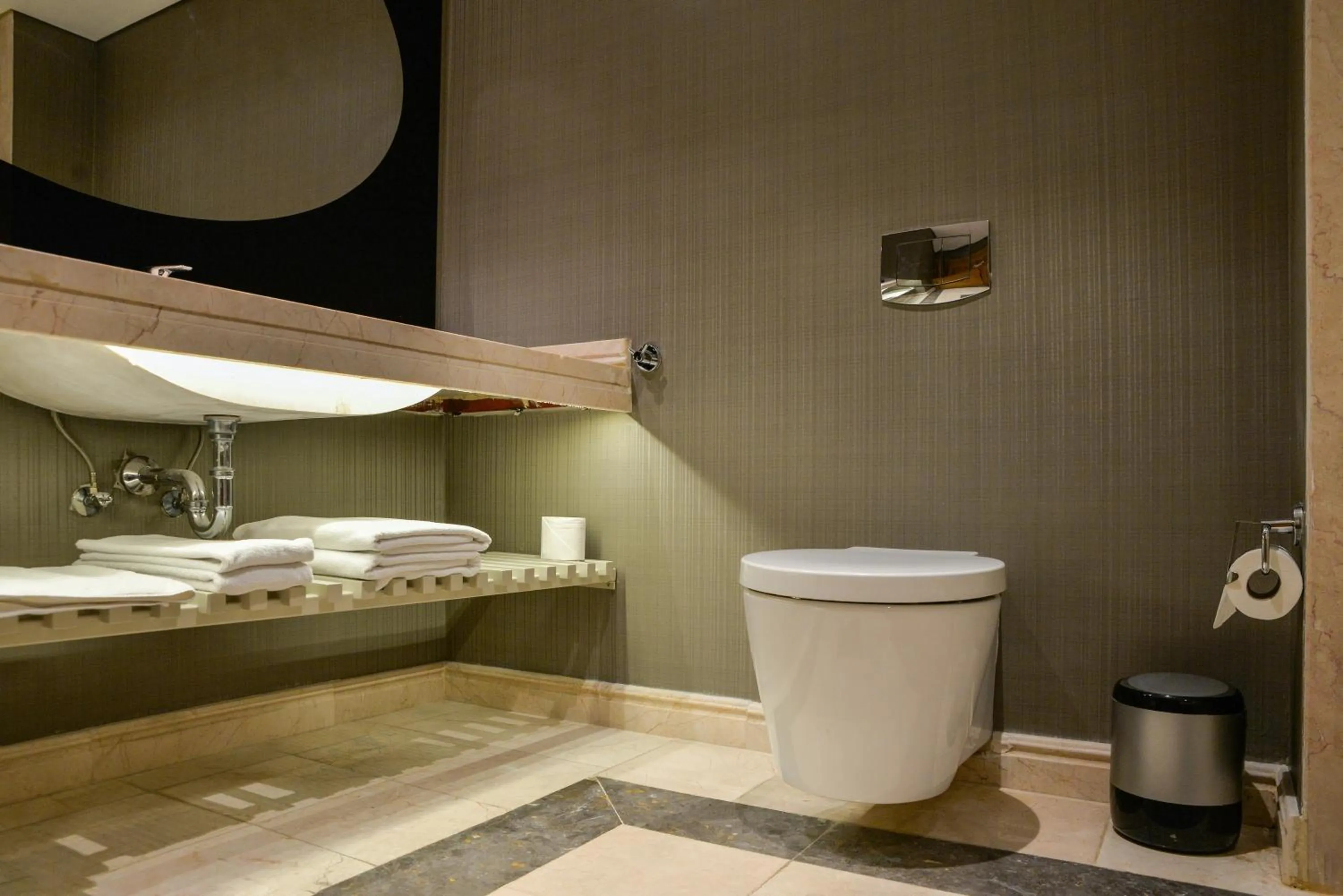 Toilet in Istanbul Gonen Hotel