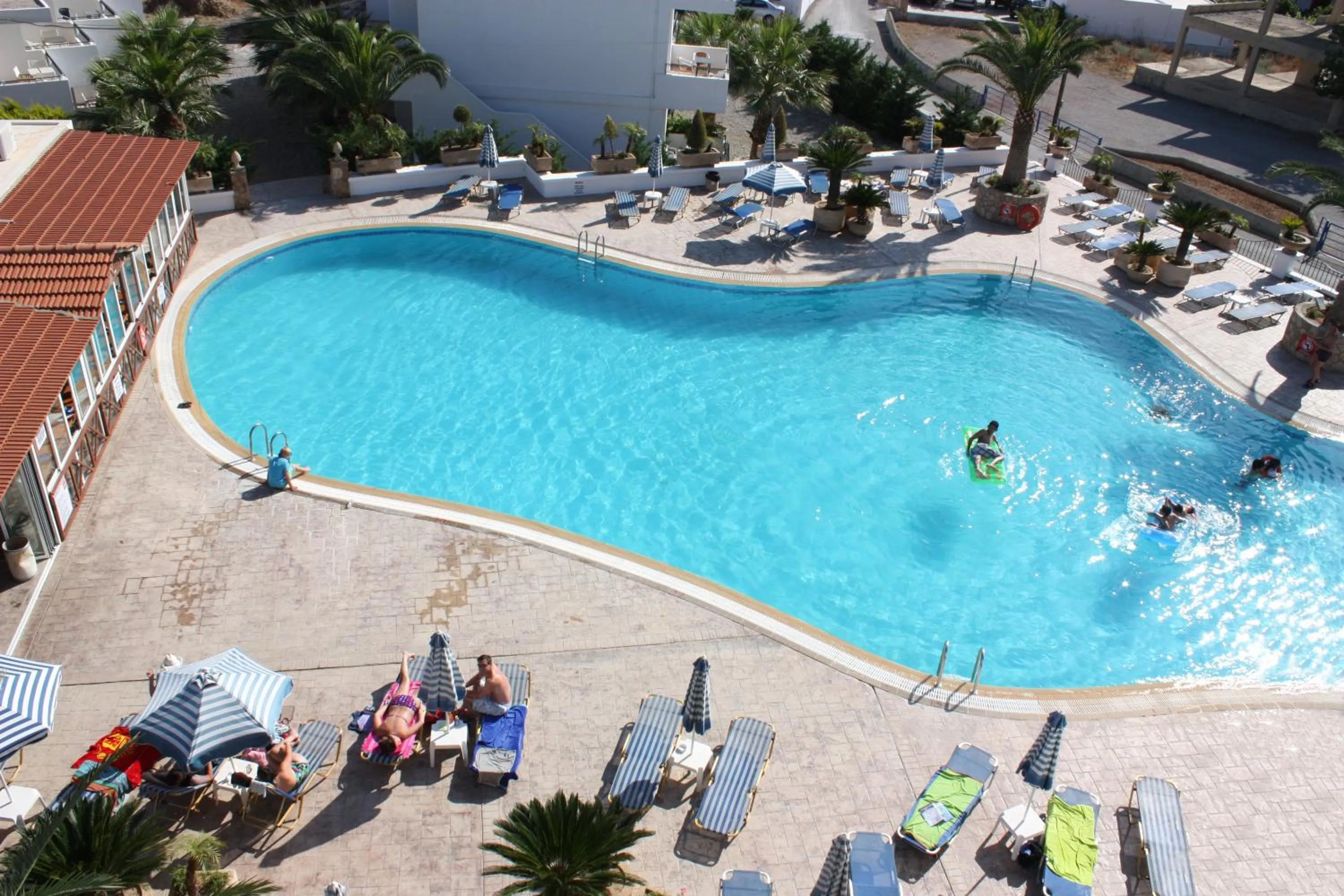 Swimming pool in Coliseum Studios & Apartments