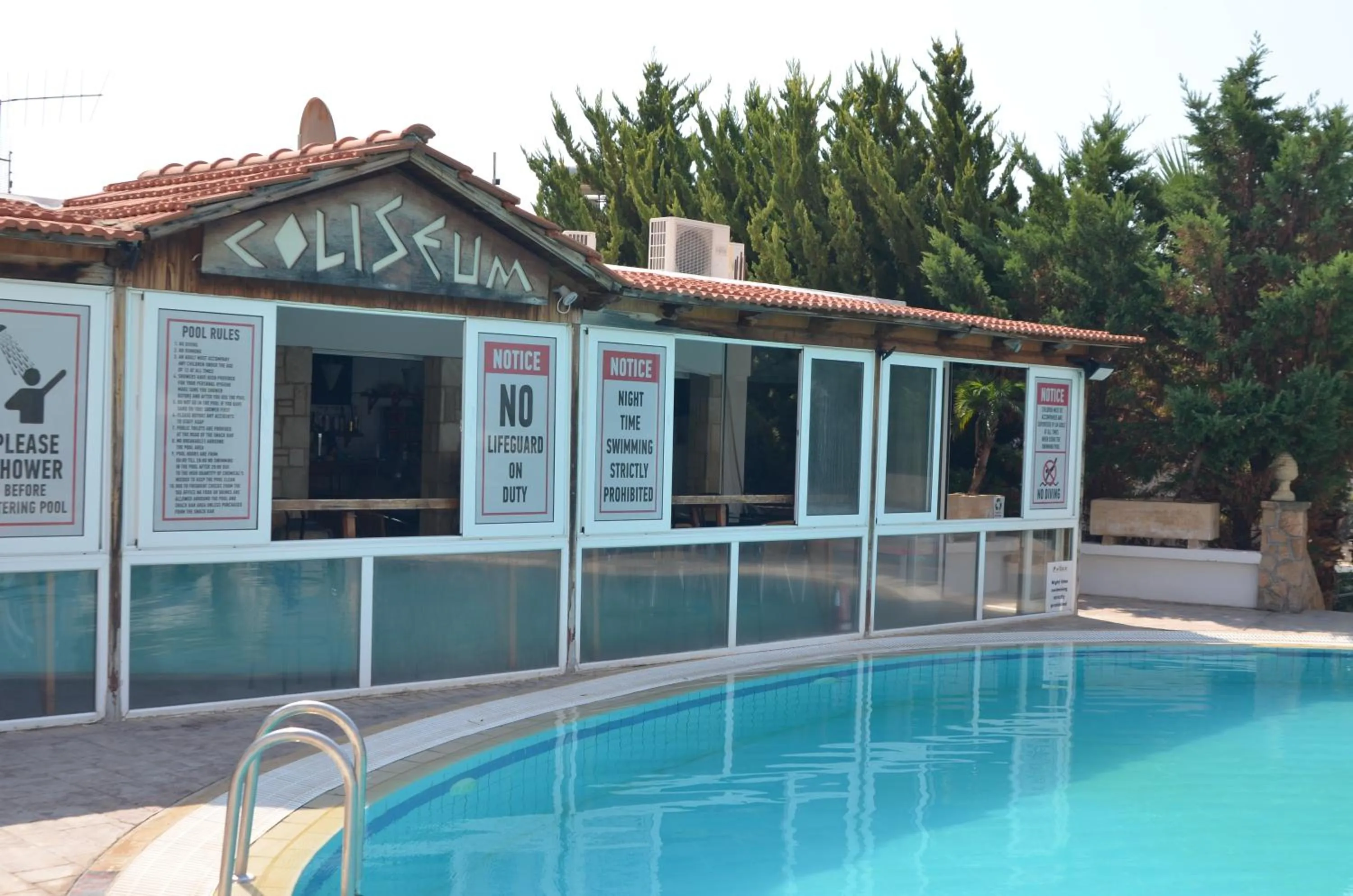 Restaurant/places to eat in Coliseum Studios & Apartments