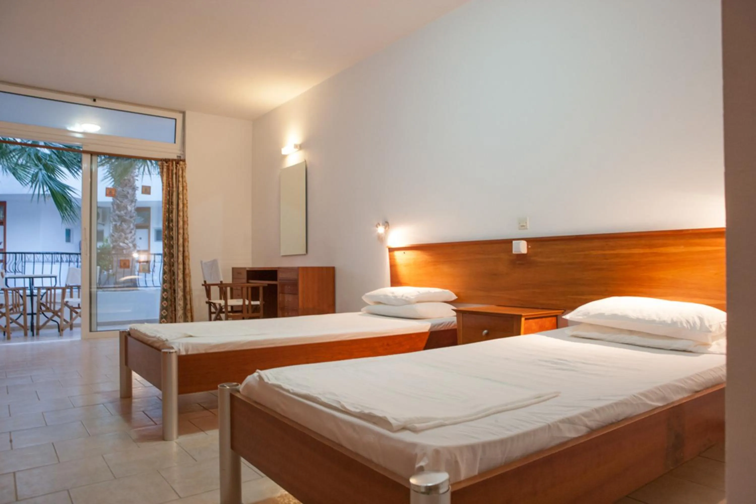 Photo of the whole room, Bed in Coliseum Studios & Apartments