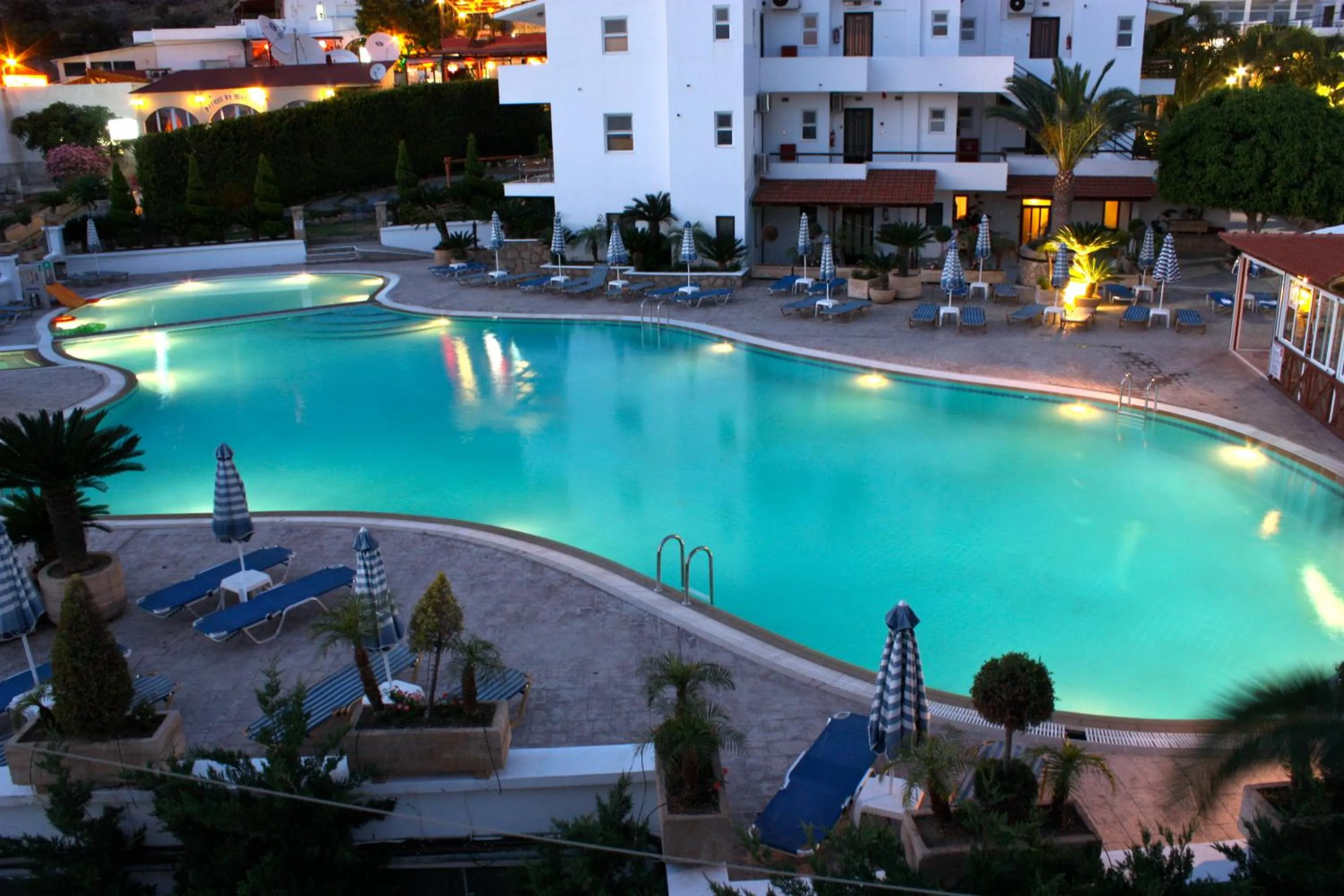 Swimming pool in Coliseum Studios & Apartments