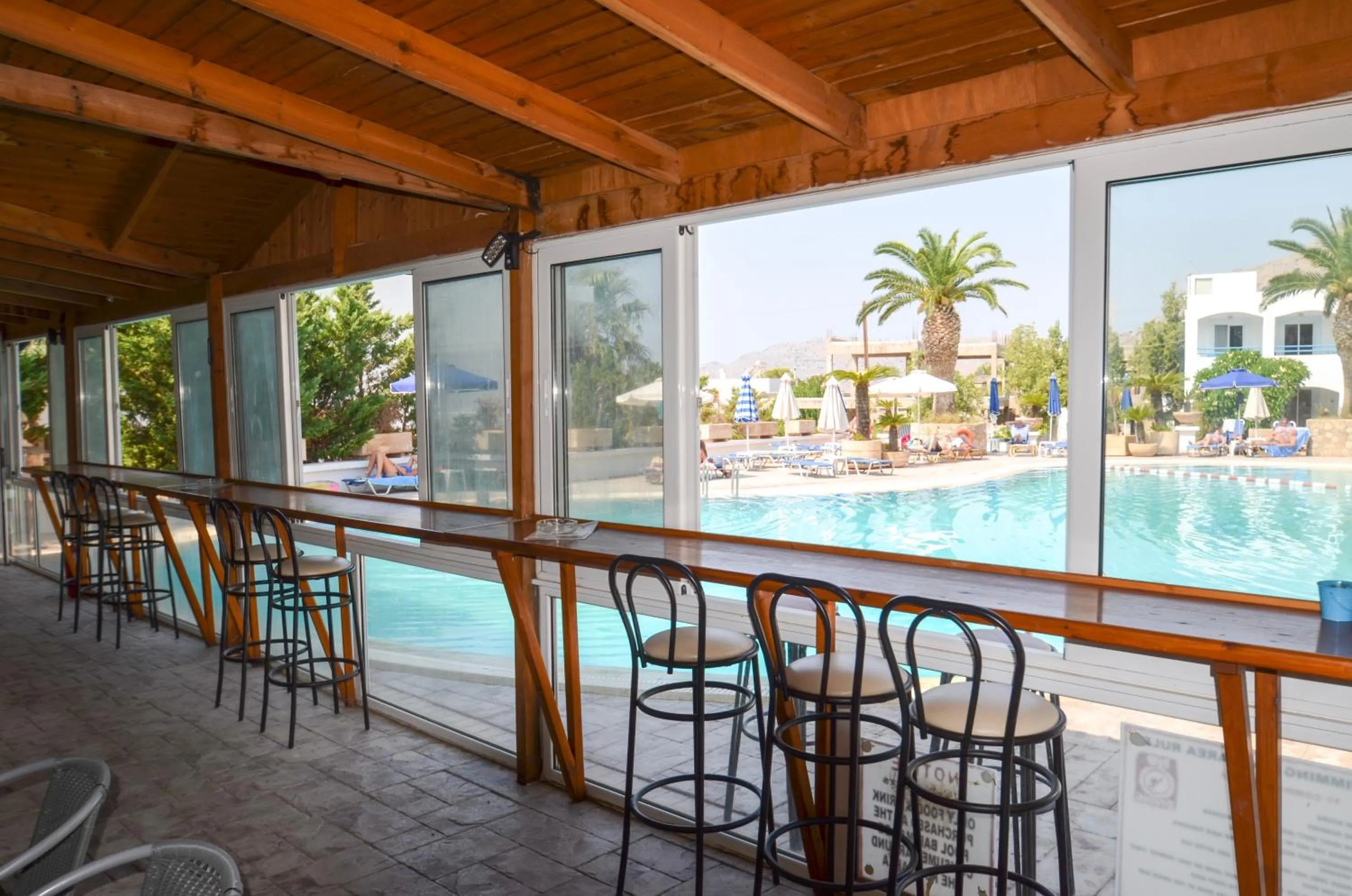 Lounge or bar in Coliseum Studios & Apartments