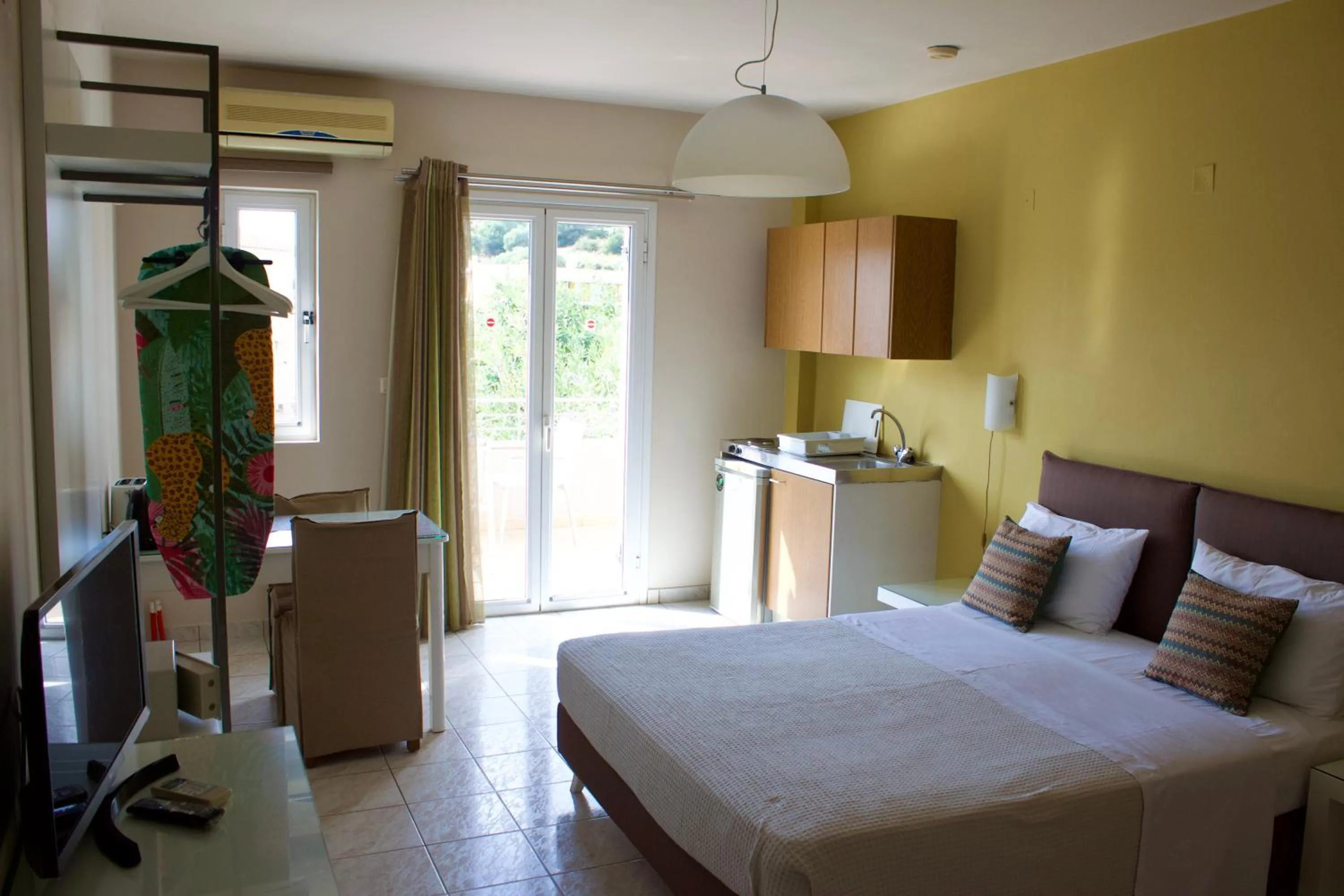 Photo of the whole room, Bed in Notos Luxury Studios