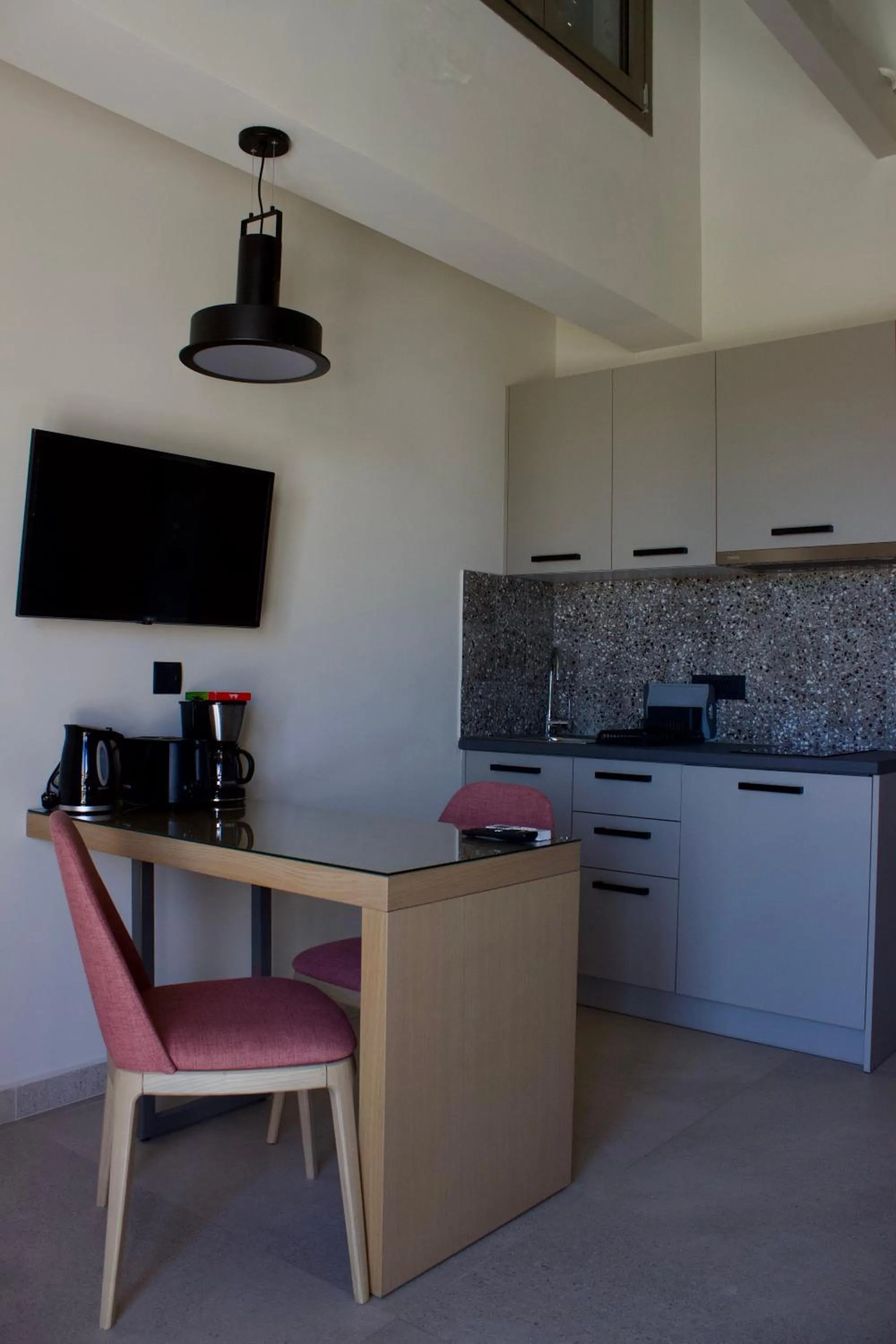 Coffee/tea facilities in Notos Luxury Studios