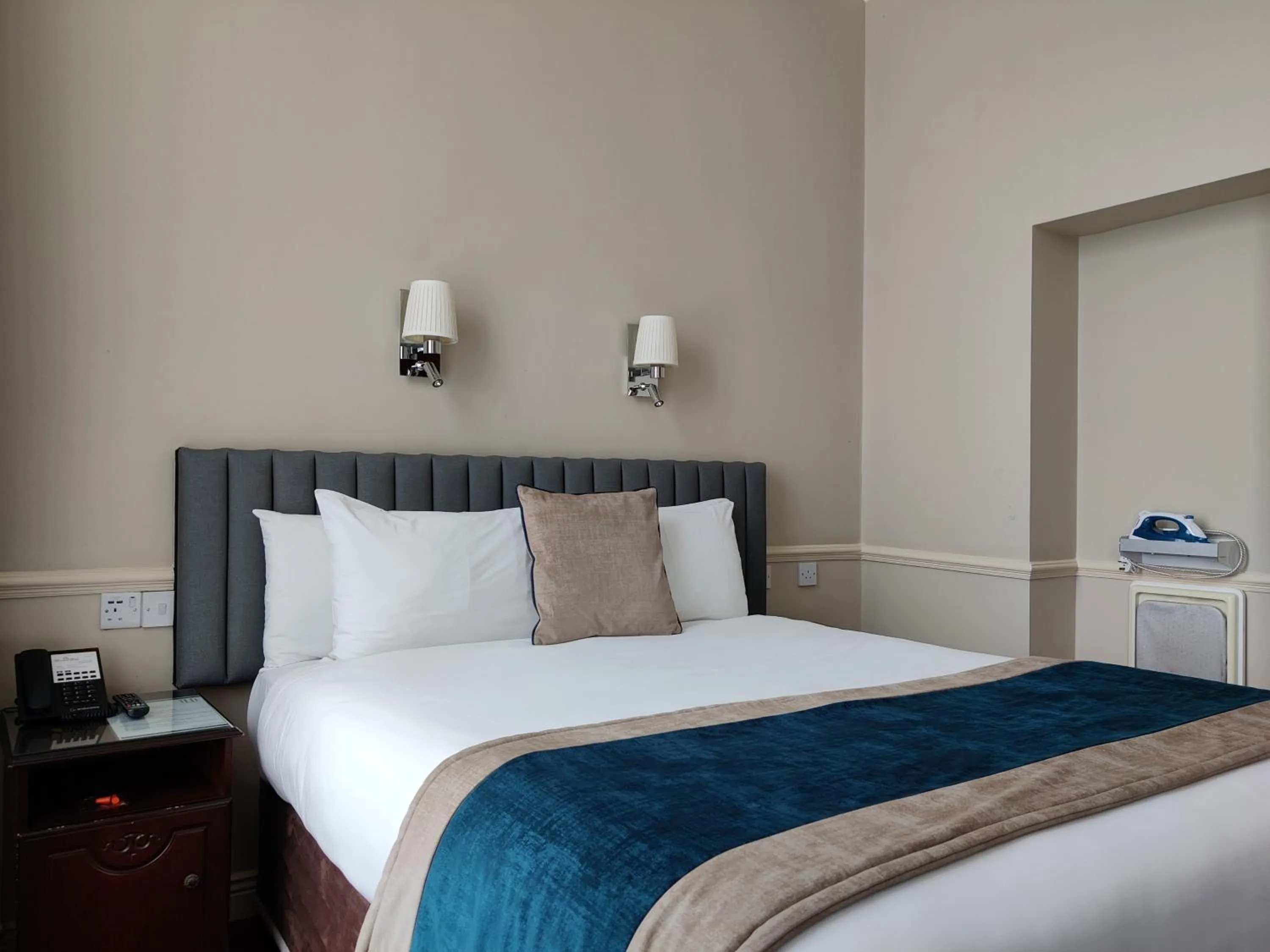 Bed in Harcourt Hotel