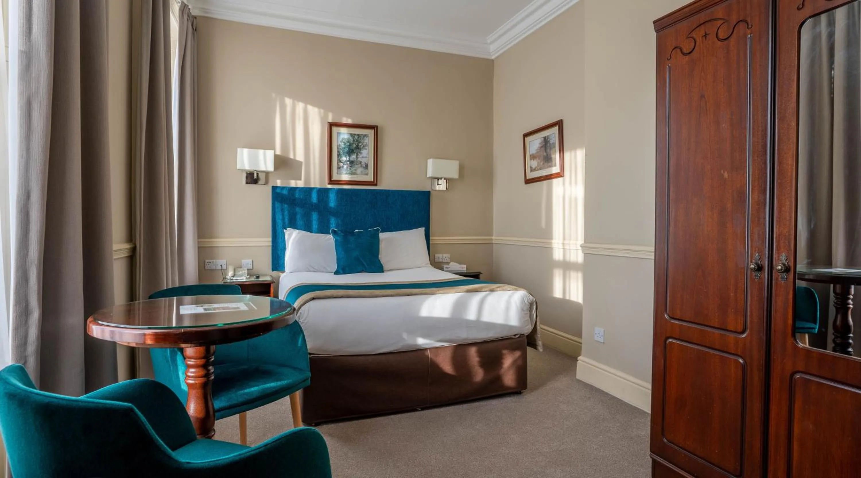 Bed in Harcourt Hotel