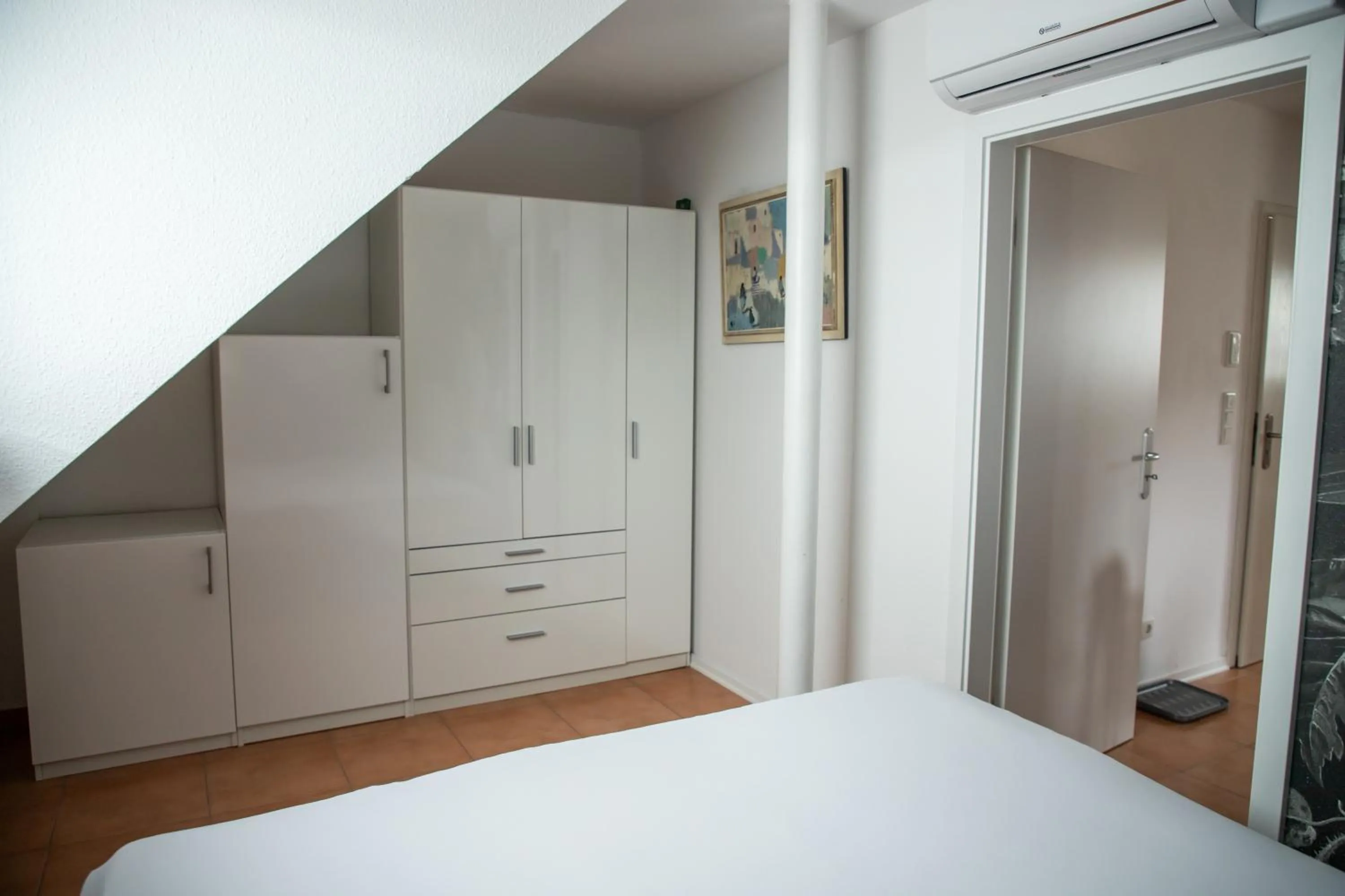 wardrobe, Bed in Art & Nature Apartments in der Nähe FFM-Messe