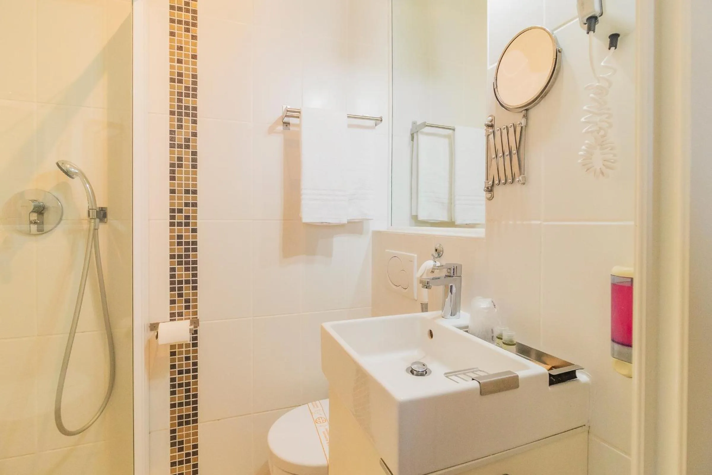 Shower in Hotel Speranza