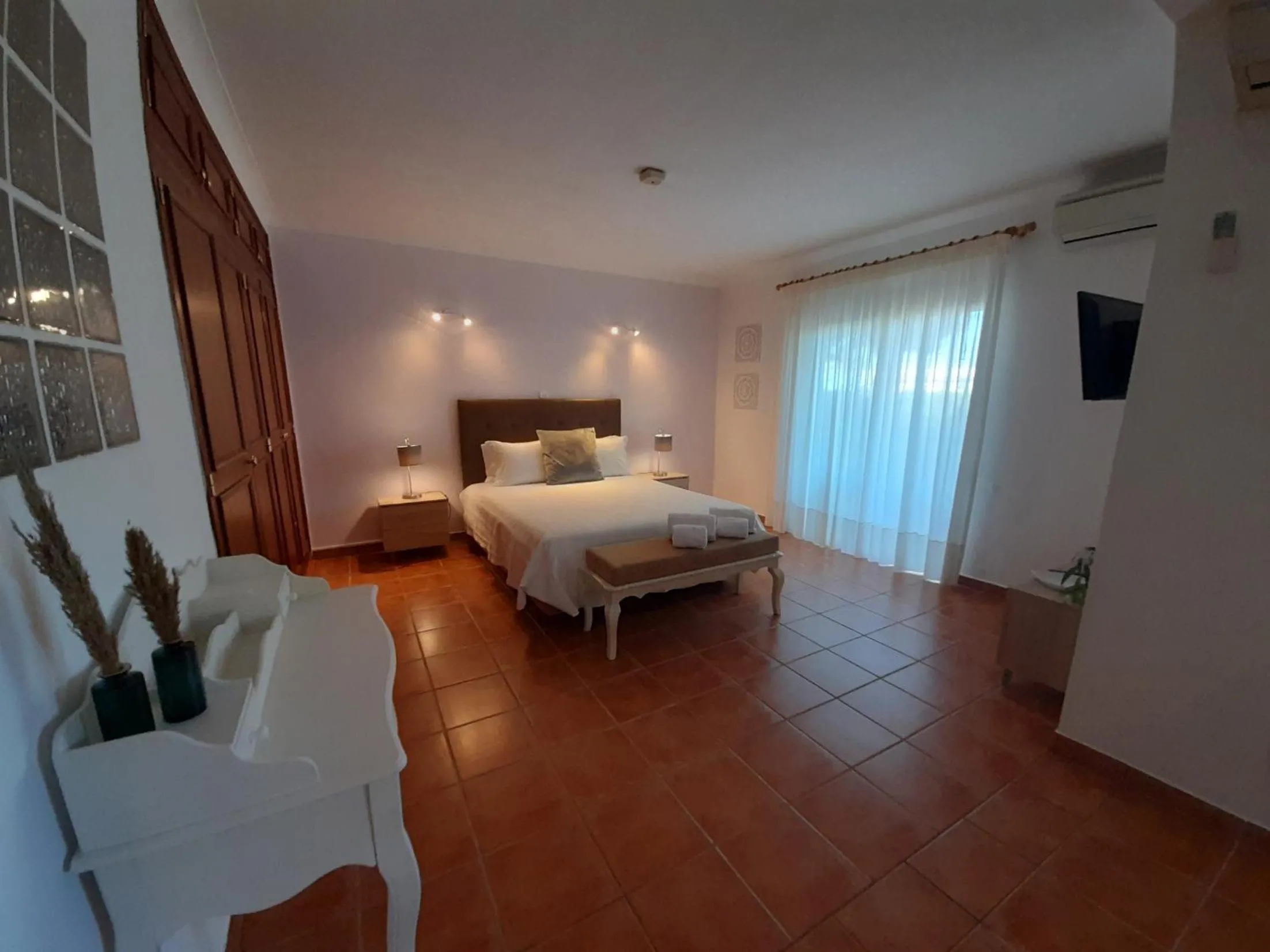 Bedroom, Bed in Aurora Sol