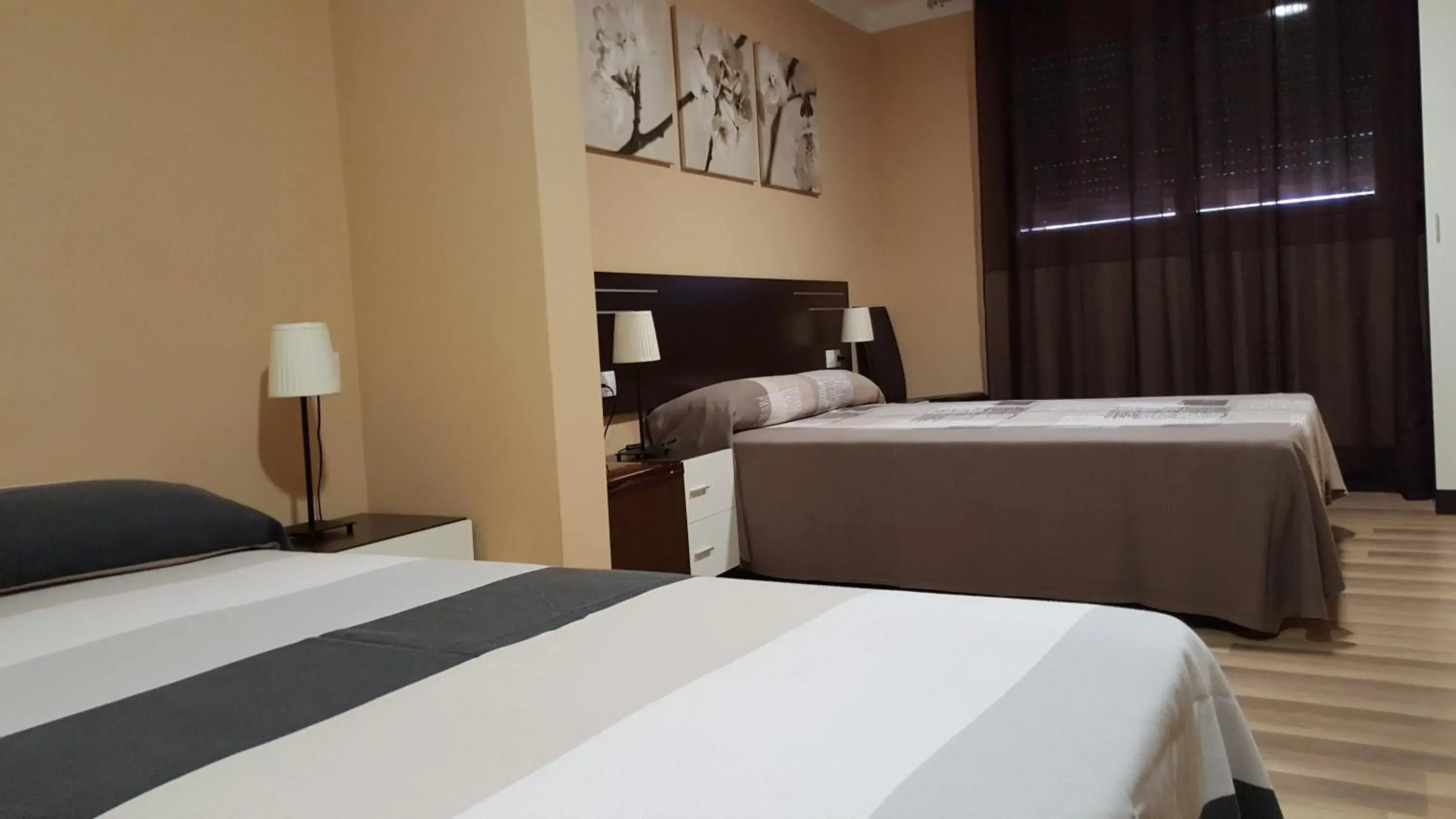 Triple Room with Private Bathroom in Pensión Avenida Triple Room with Private Bathroom in Pensión Avenida