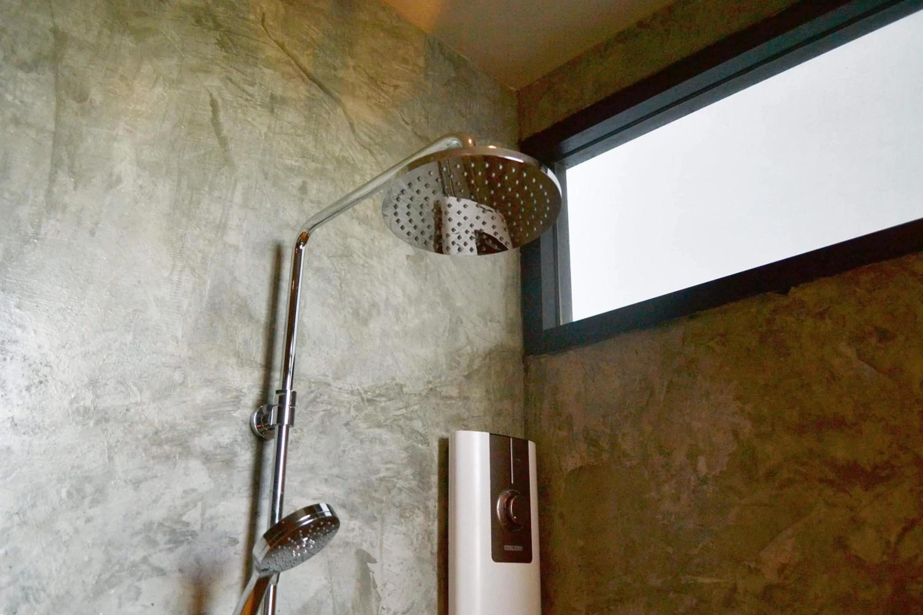 Shower in De' Anchor