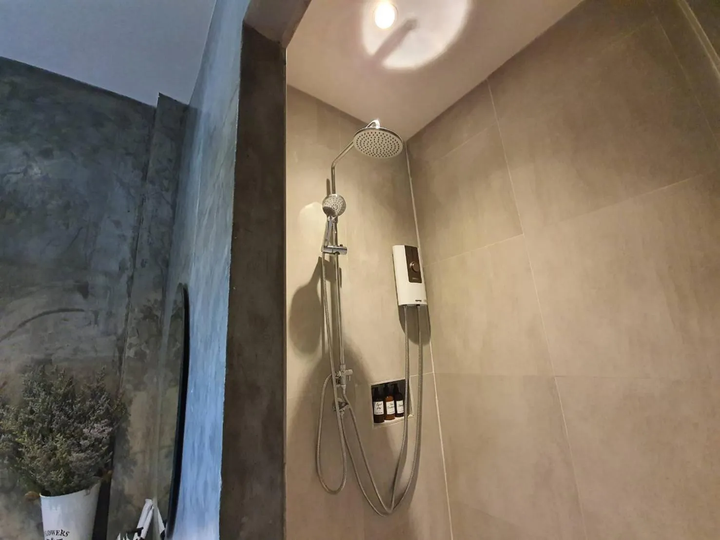 Shower in De' Anchor