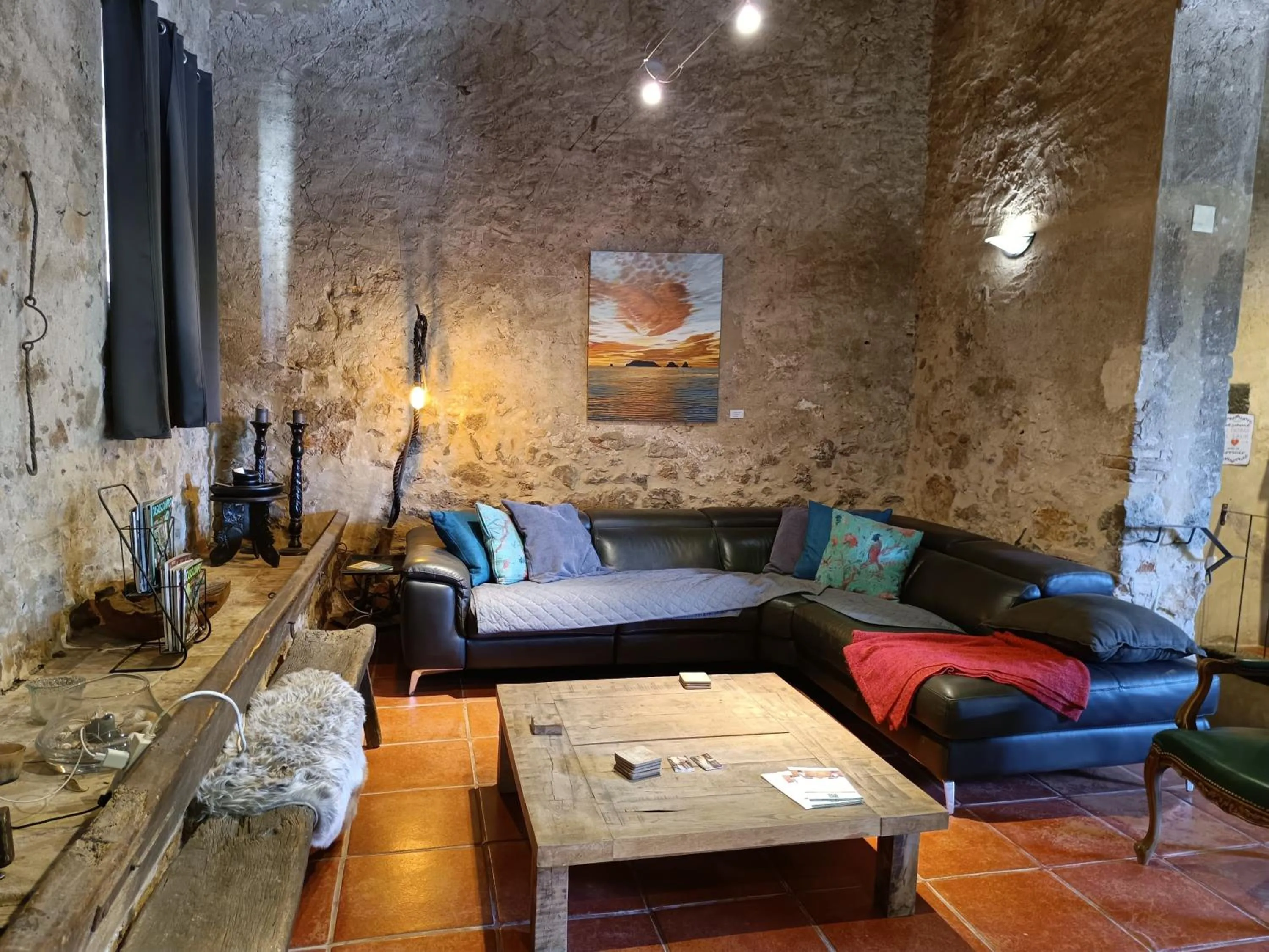 Communal lounge/ TV room, Bed in Mas Del Llop Blanc - Dog friendly Hostal Rural - B&B