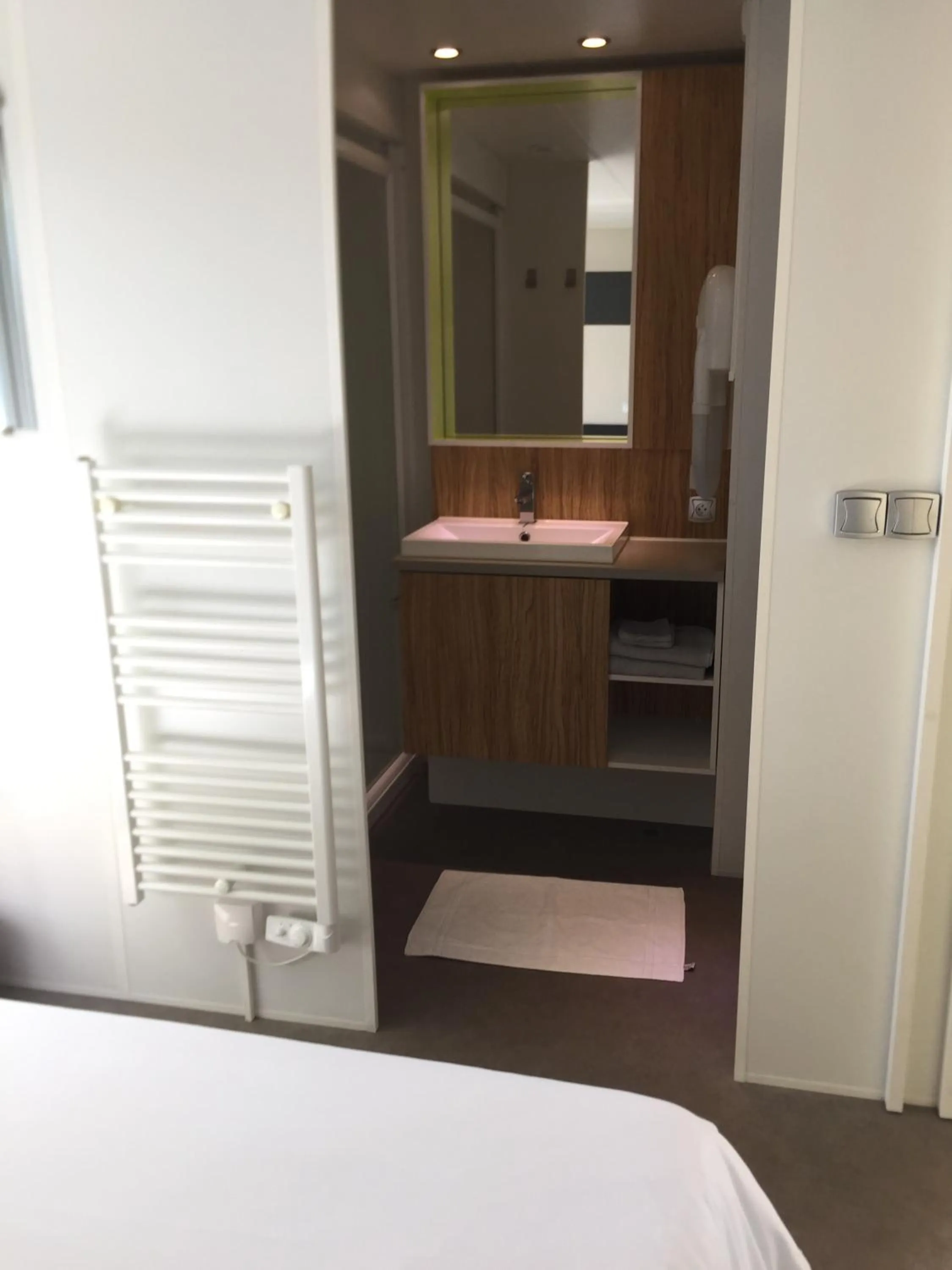 Bathroom, Bed in Les Chalets d'Argentouleau