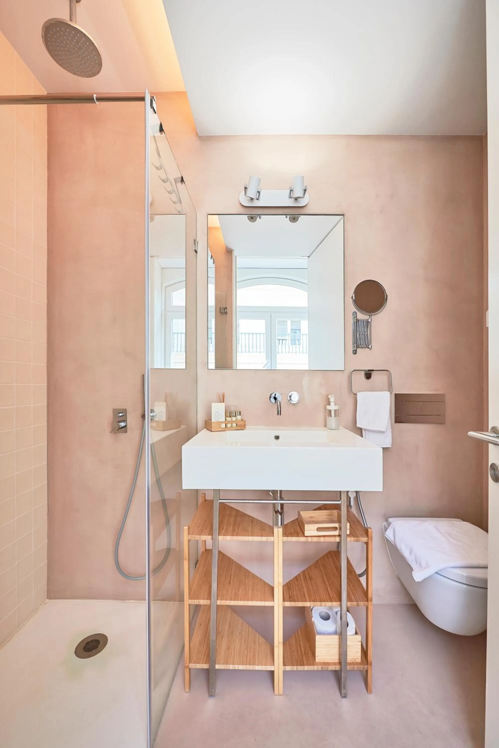Shower, Bed in Ouro Grand by Level Residences