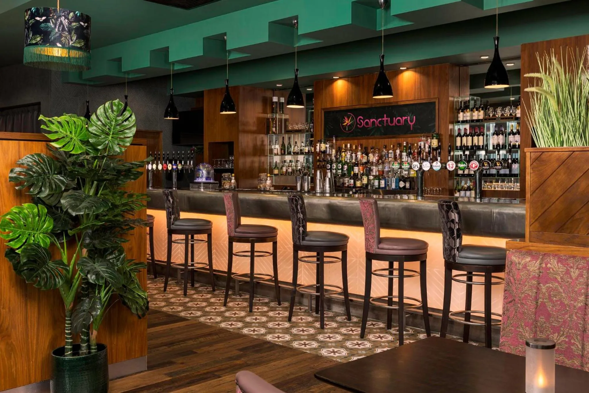 Lounge or bar in Crowne Plaza Dublin Blanchardstown by IHG