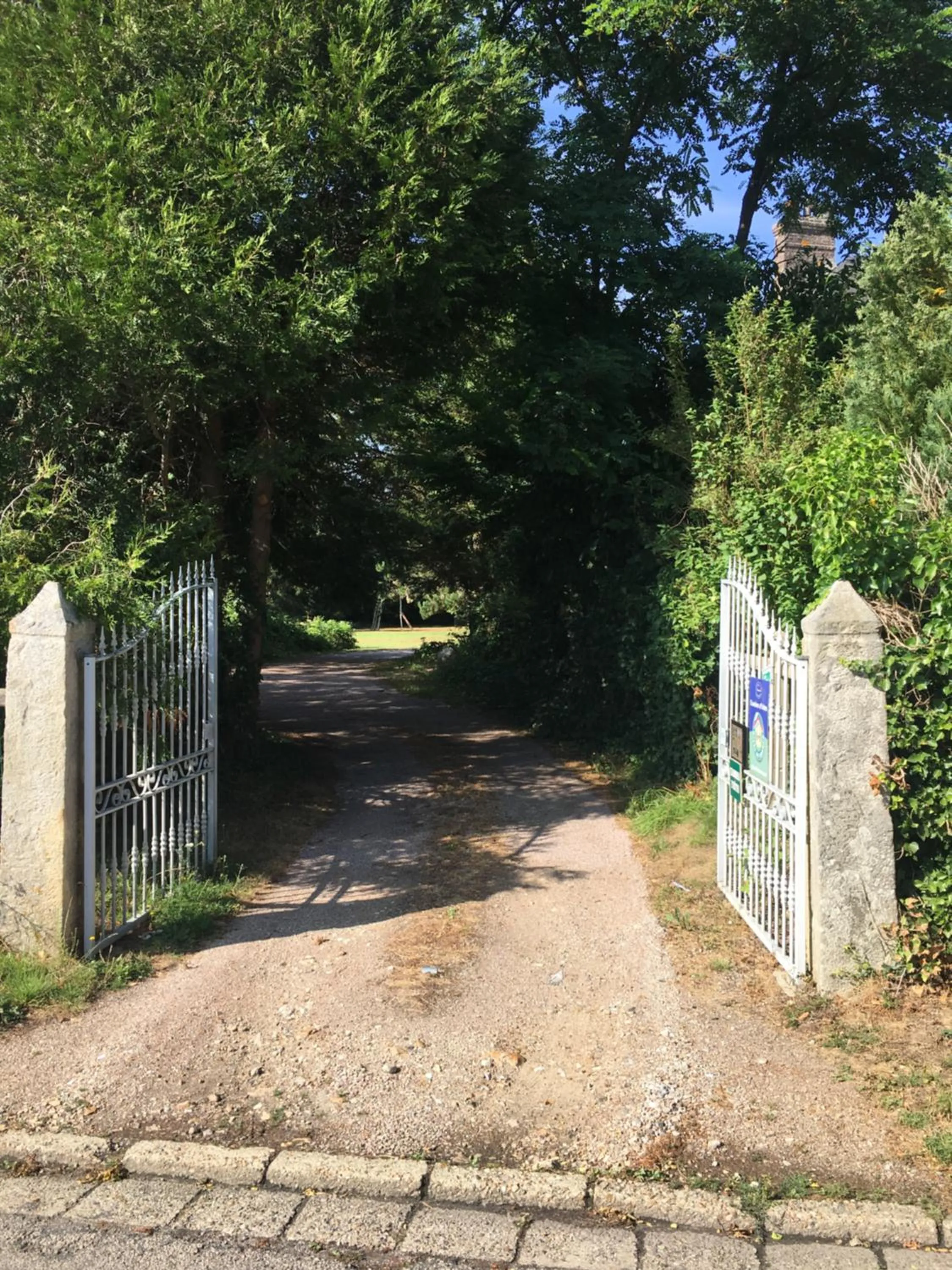 Garden in AU CHARME DES POMMIERS