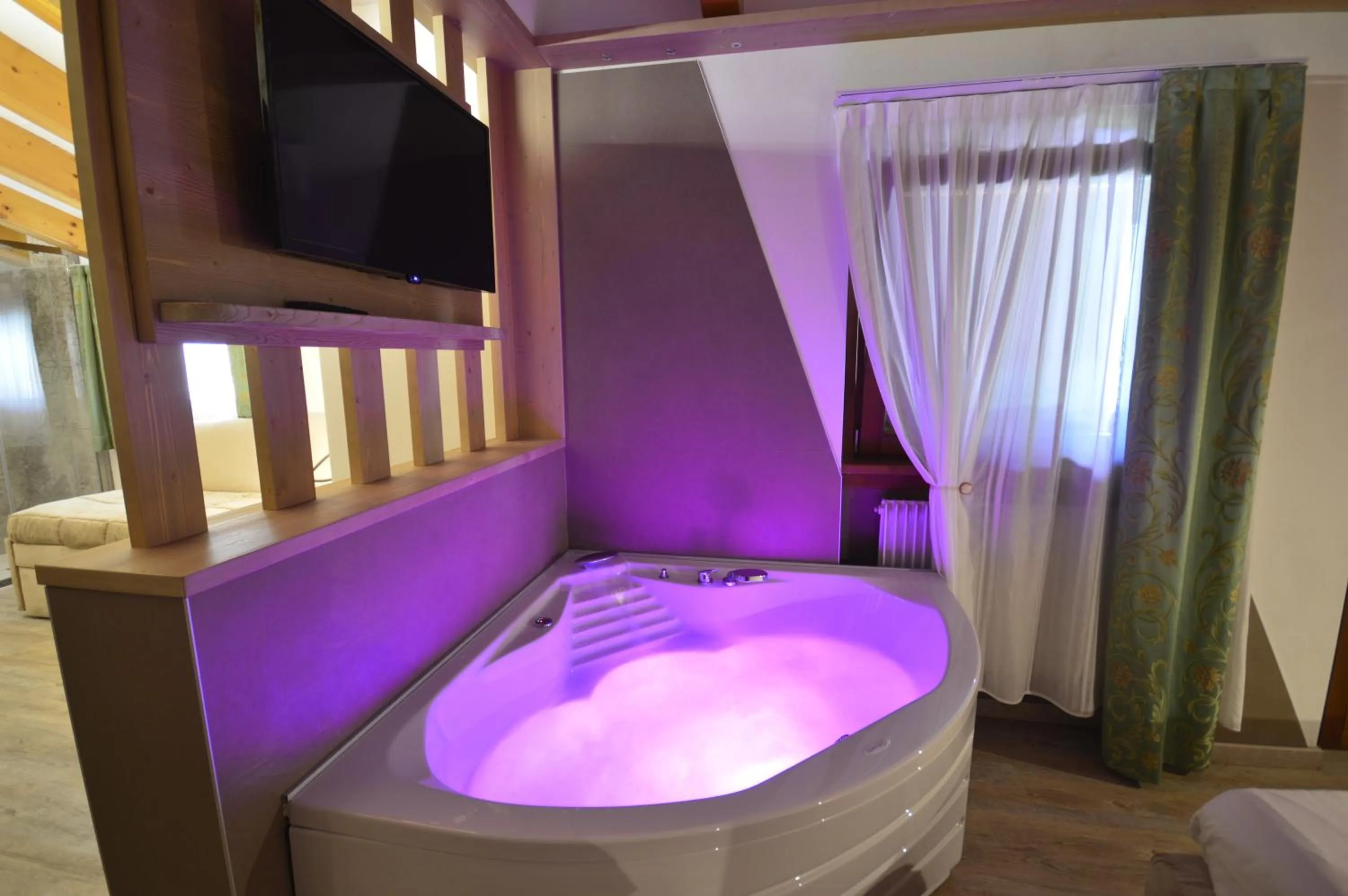 Hot Tub, Bed in Hotel Villa Fosine