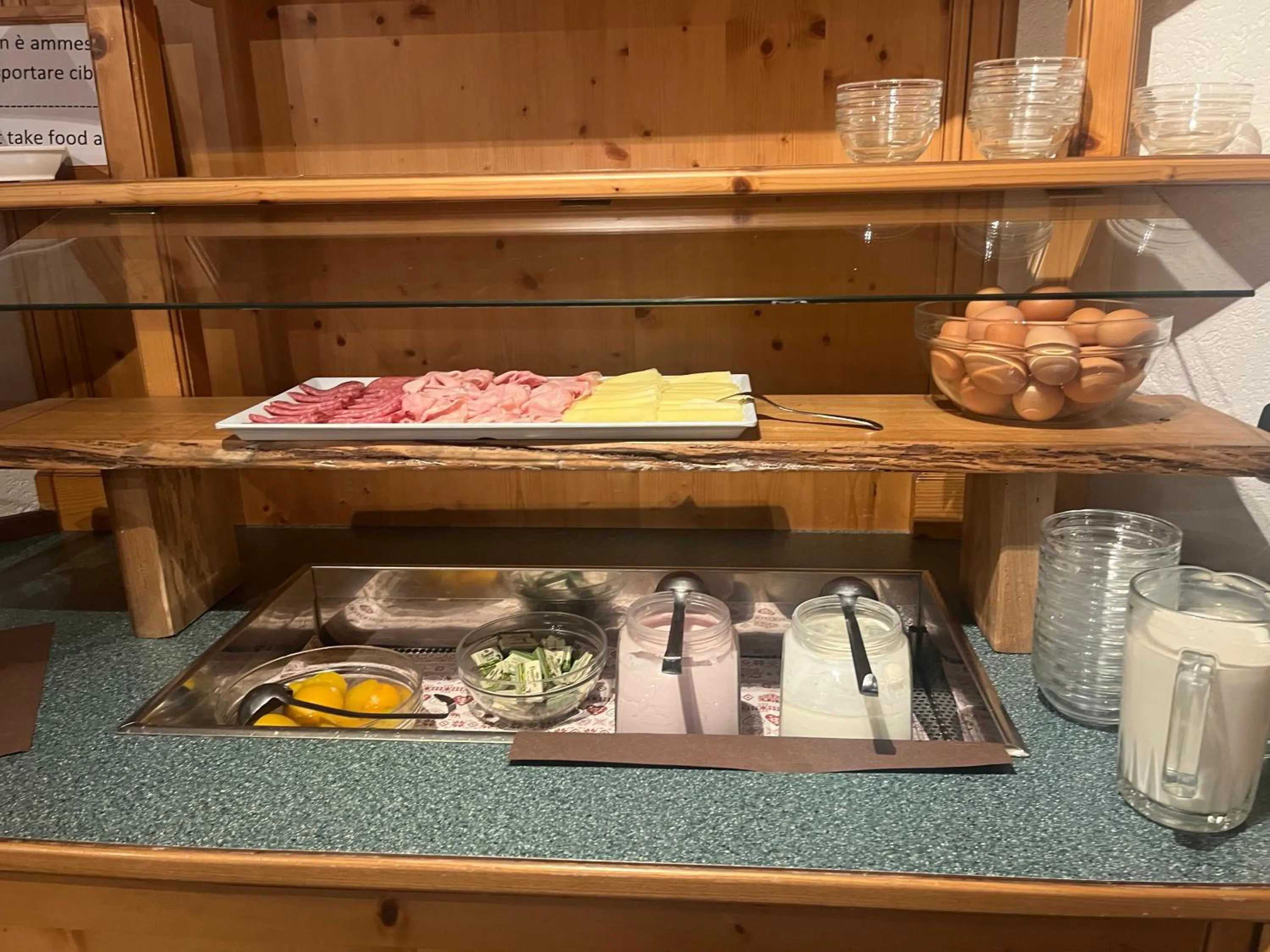 Continental breakfast in Hotel Villa Fosine