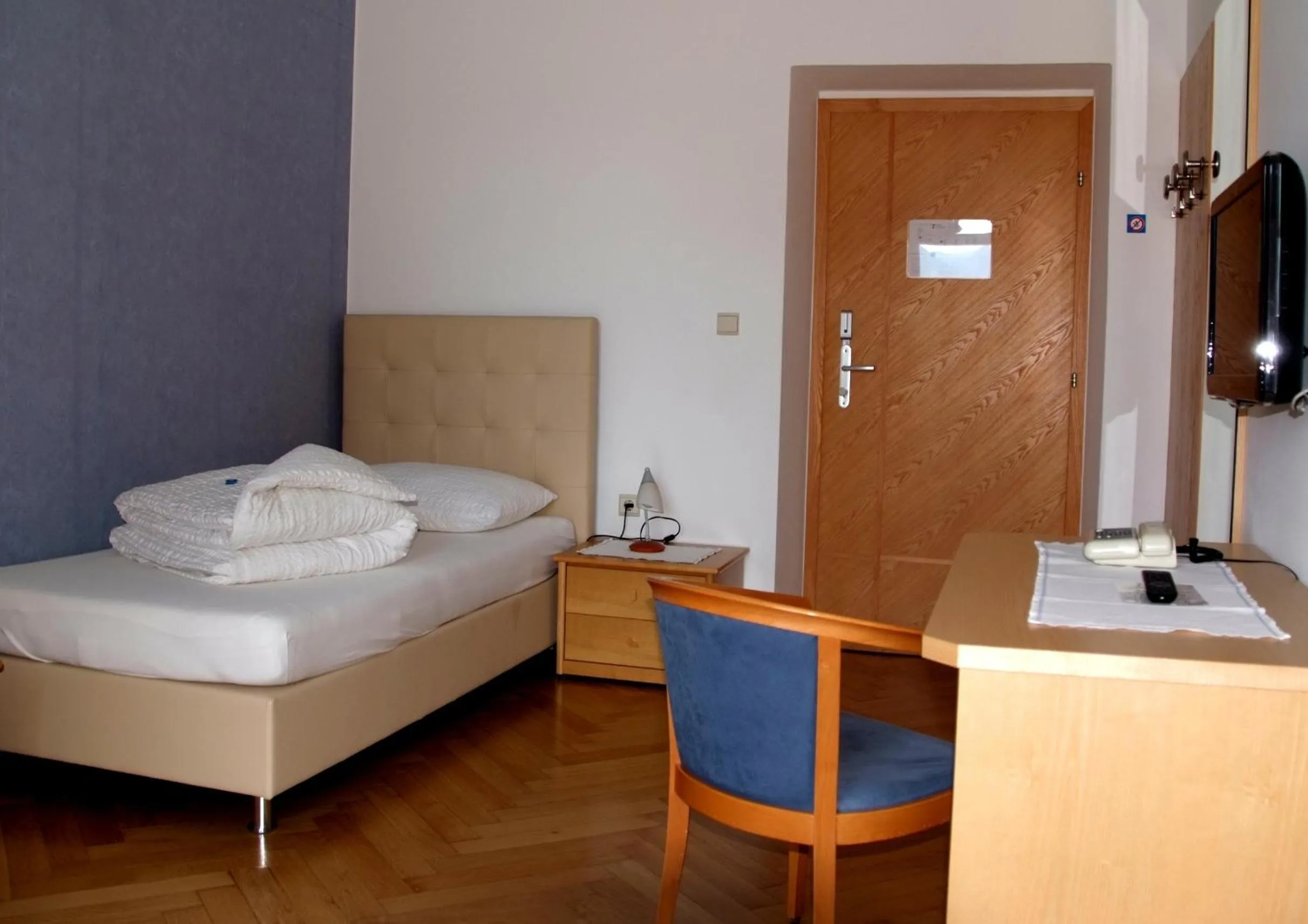 Photo of the whole room, Bed in Das Filipinum