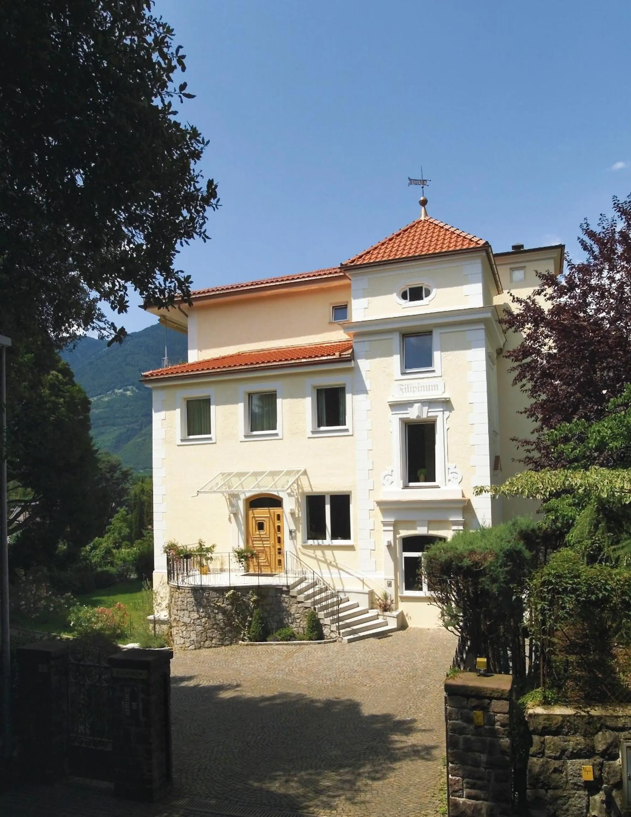 Facade/entrance in Das Filipinum