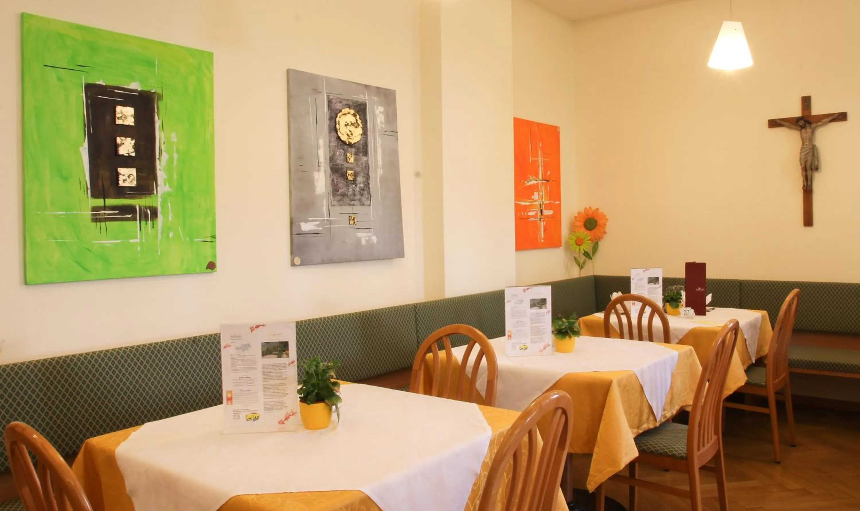 Restaurant/places to eat in Das Filipinum