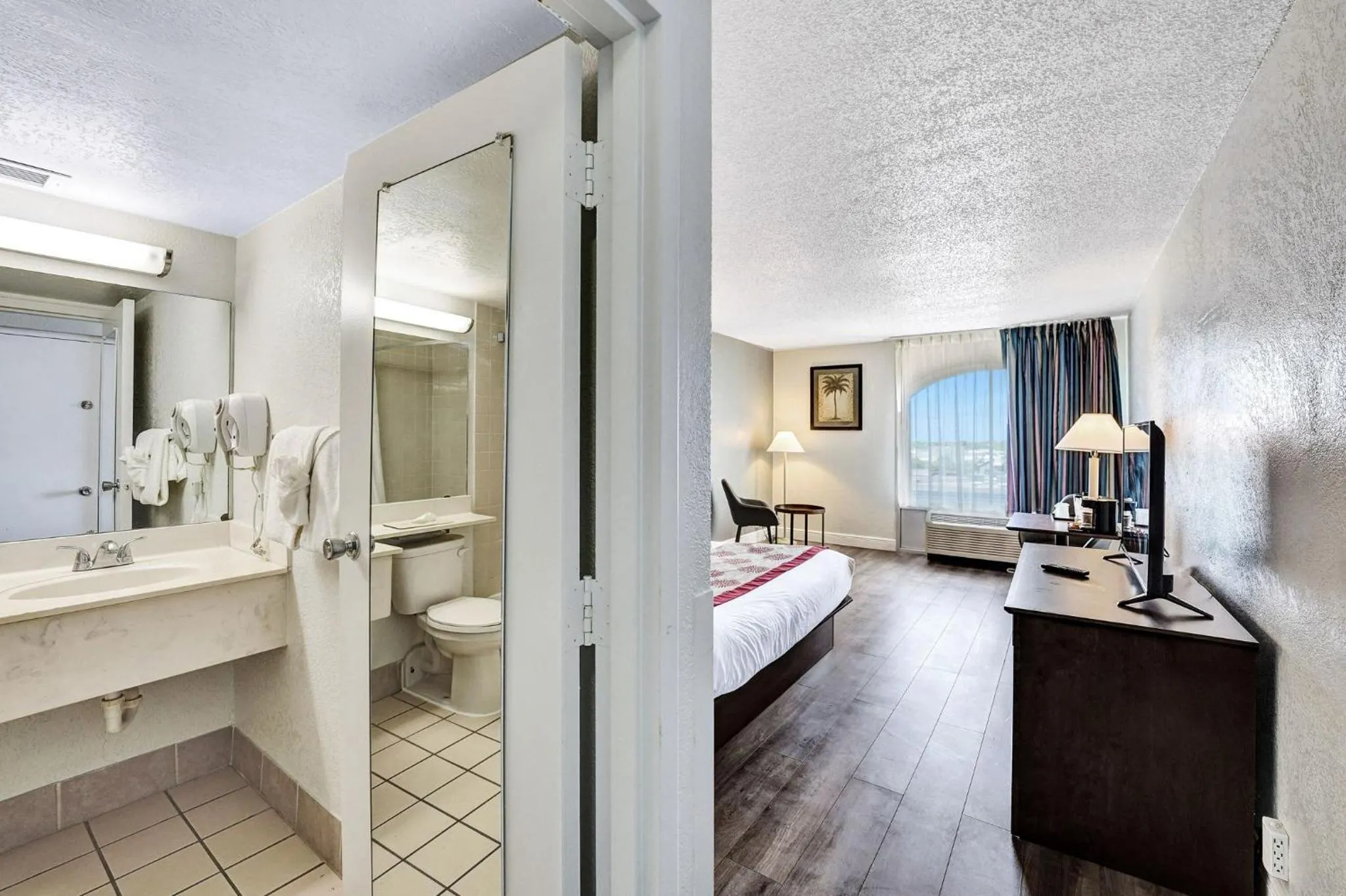 Photo of the whole room, Bed in Plaza Hotel Fort Lauderdale